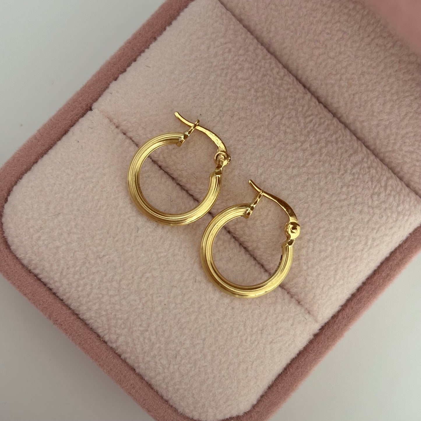 CANDONGAS CON RELIEVE 1.3CM ORO AMARILLO COL 18K - 1,2GR (N)