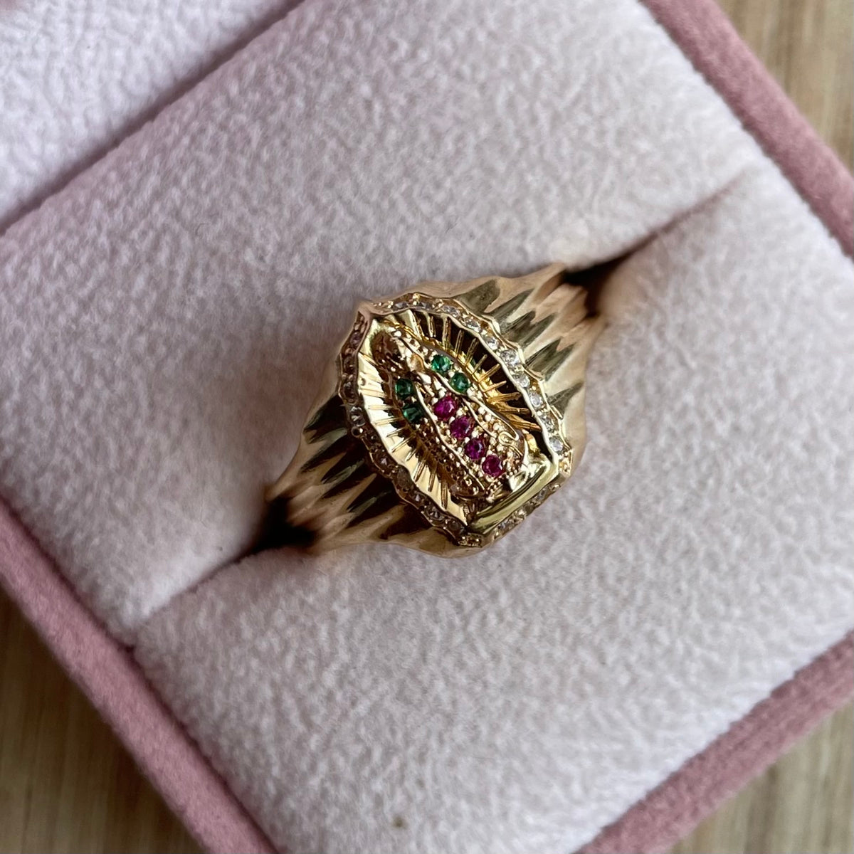 ANILLO VIRGEN DE GUDALUPE PIEDRAS BLANCAS VERDES FUCSIA ORO AMARILLO COL 18K TALLA 9 - 4,32GR (N)