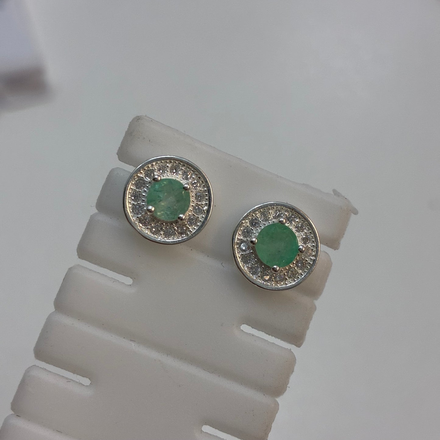 TOPOS CIRCULO BISEL PIEDRAS BLANCAS + ESMERALDA NATURAL PLATA 925