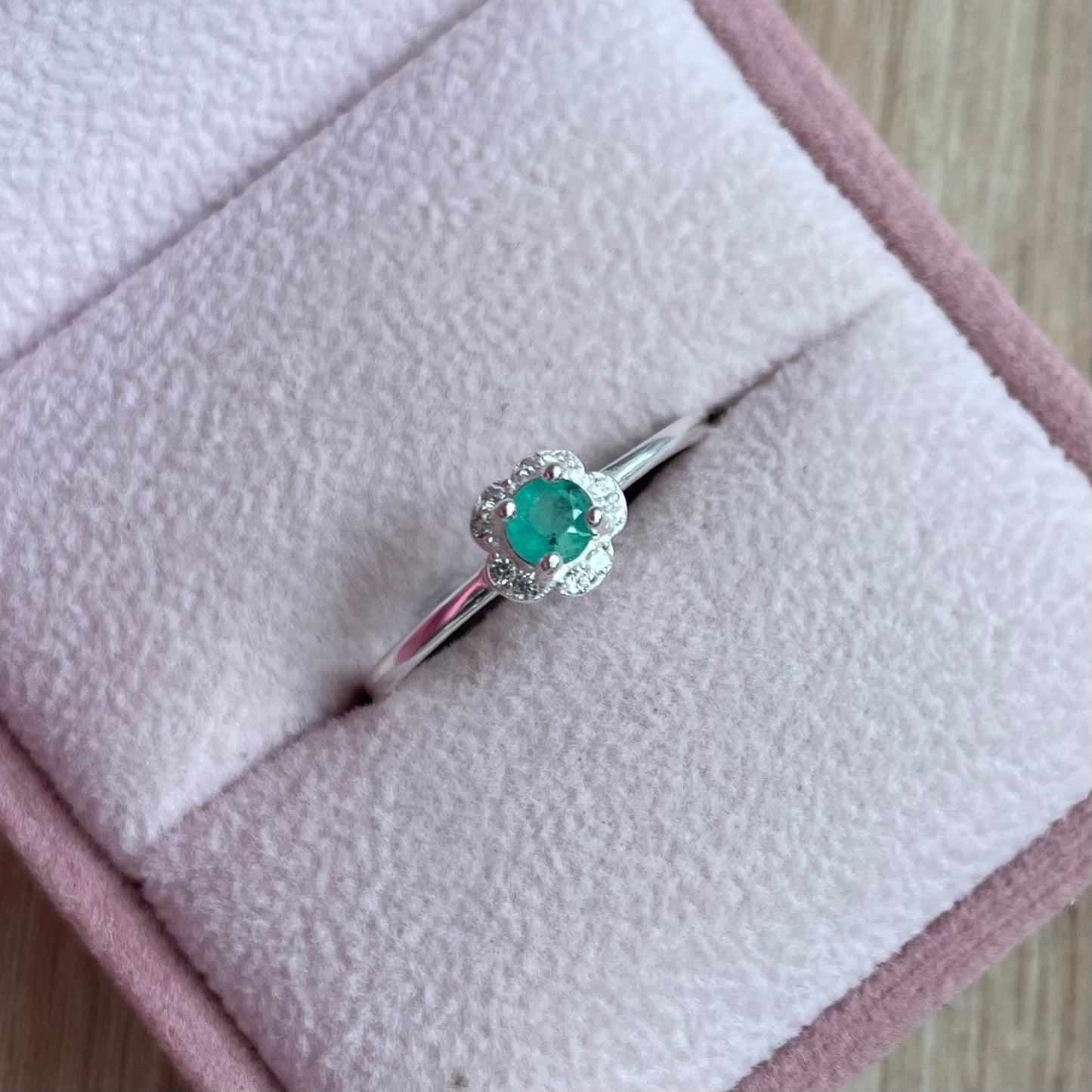 ANILLO FLOR PIEDRAS BLANCAS PLATA 925 + ESMERALDA NATURAL TALLA 5