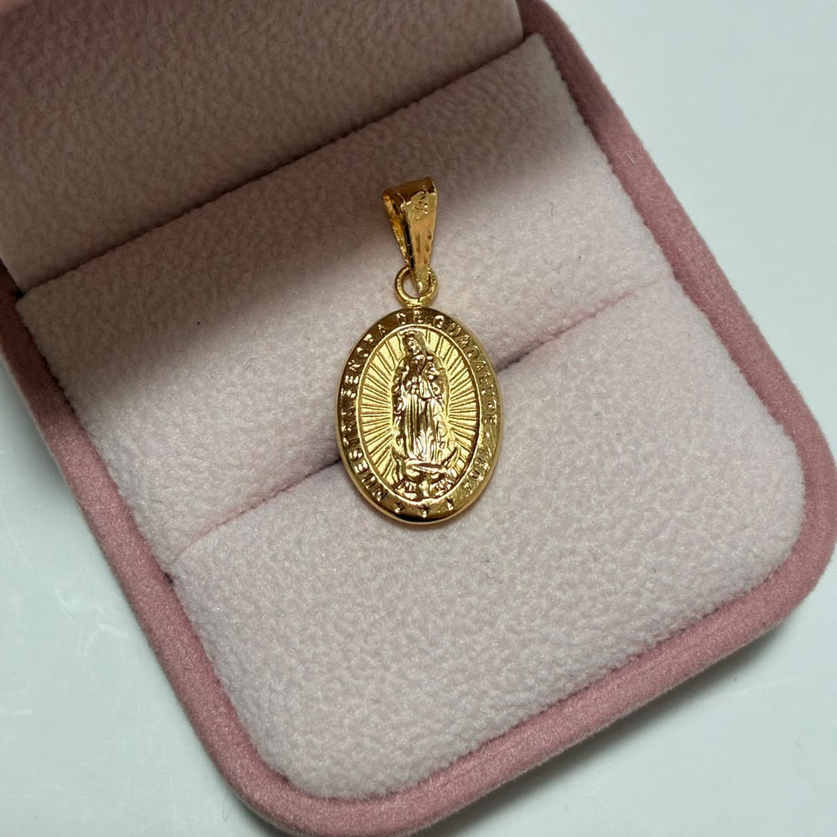 DIJE VIRGEN DE GUADALUPE REDONDA 2.5CM ORO AMARILLO COL 18K-0.9GR