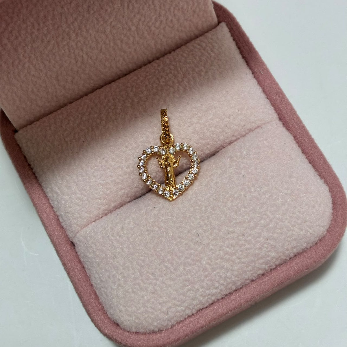 DIJE CORAZON CON PIEDRAS BLANCAS + DIVINO NIÑO 1.7CM ORO AMARILLO COL 18K-0.71GR