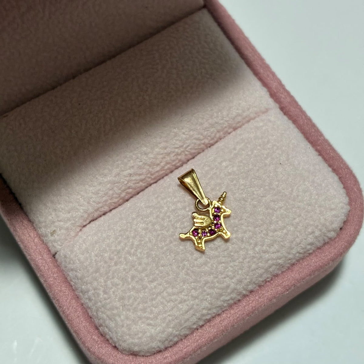 DIJE UNICORNIO + PIEDRAS FUSCIAS 1.1CM ORO AMARILLO COL 18K-0.43GR