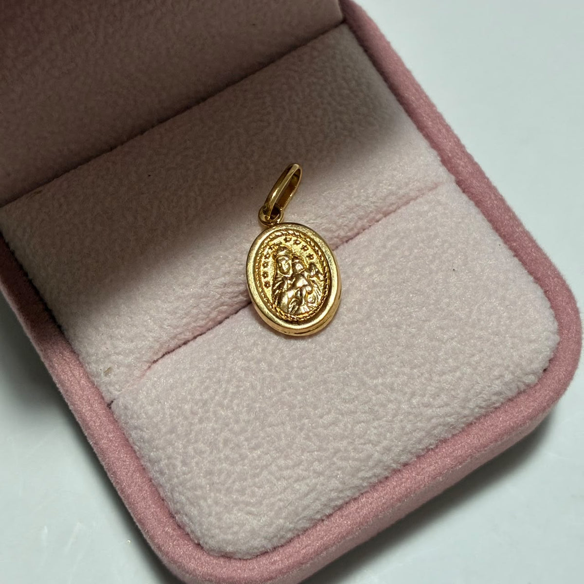DIJE MARIA AUXILIADORA CON DESTELLOS 2CM ORO AMARILLO COL 18K-0.6GR