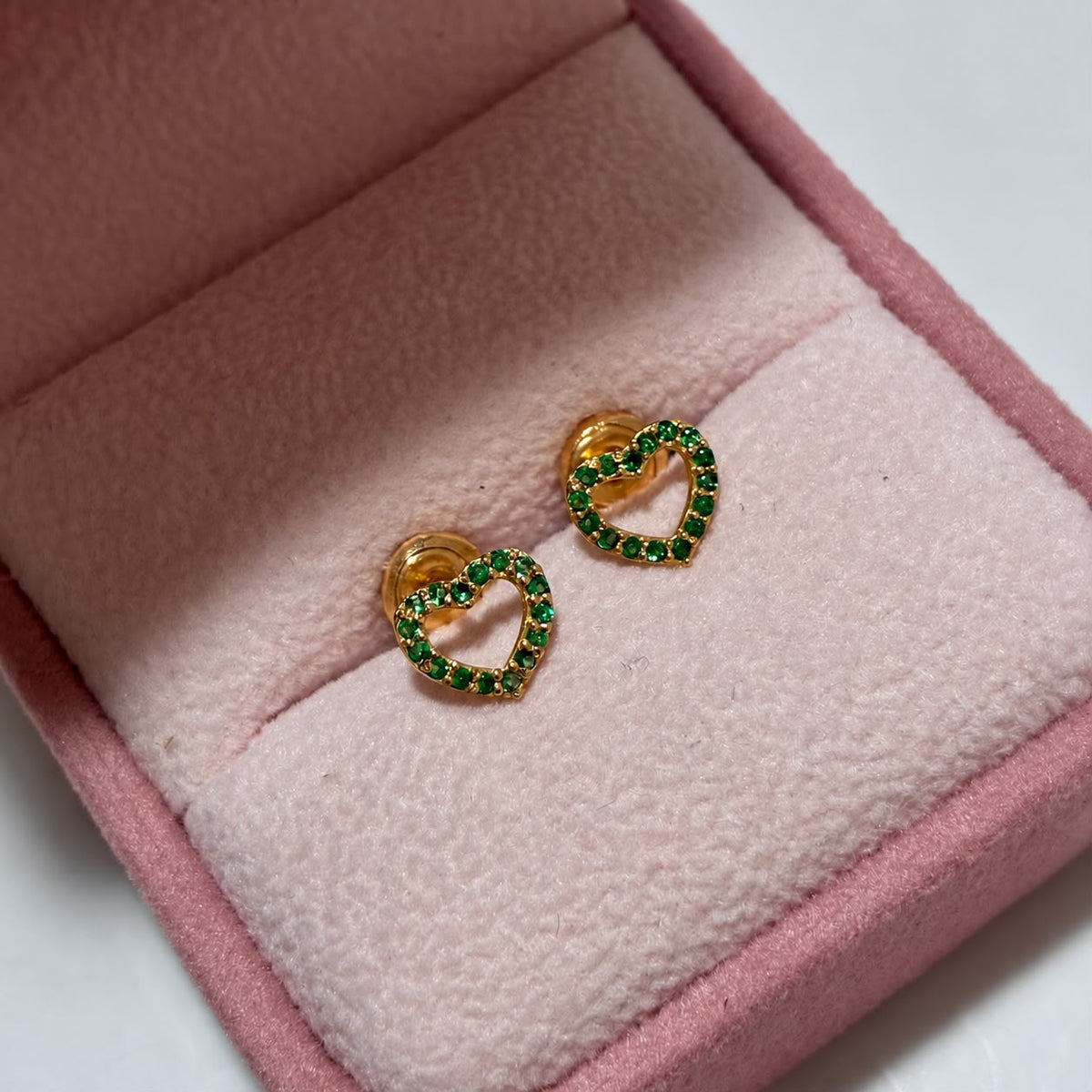 TOPOS SILUETA CORAZON + PIEDRAS VERDES 8MM ORO AMARILLO COL 18K-0.95GR