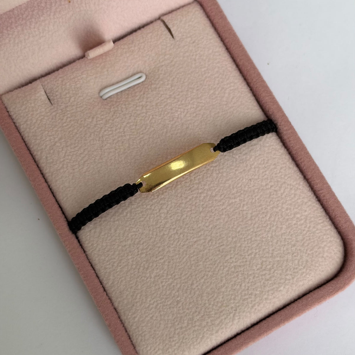 PULSERA TEJIDA MACRAME COLOR NEGRO + PLACA LISA 2.5CM ORO AMARILLO COL 18K-0.4GR