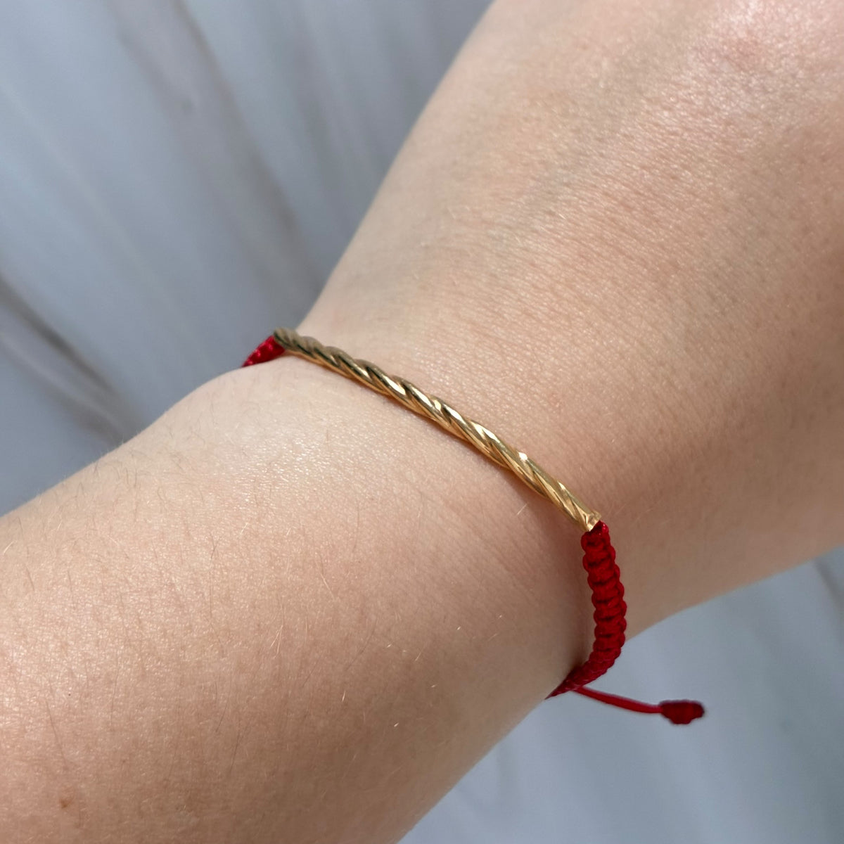 PULSERA TEJIDA MACRAME COLOR ROJO + HERRAJE TUBULAR ENTORCHADO 5CM ORO AMARILLO COL 18K-0.52GR