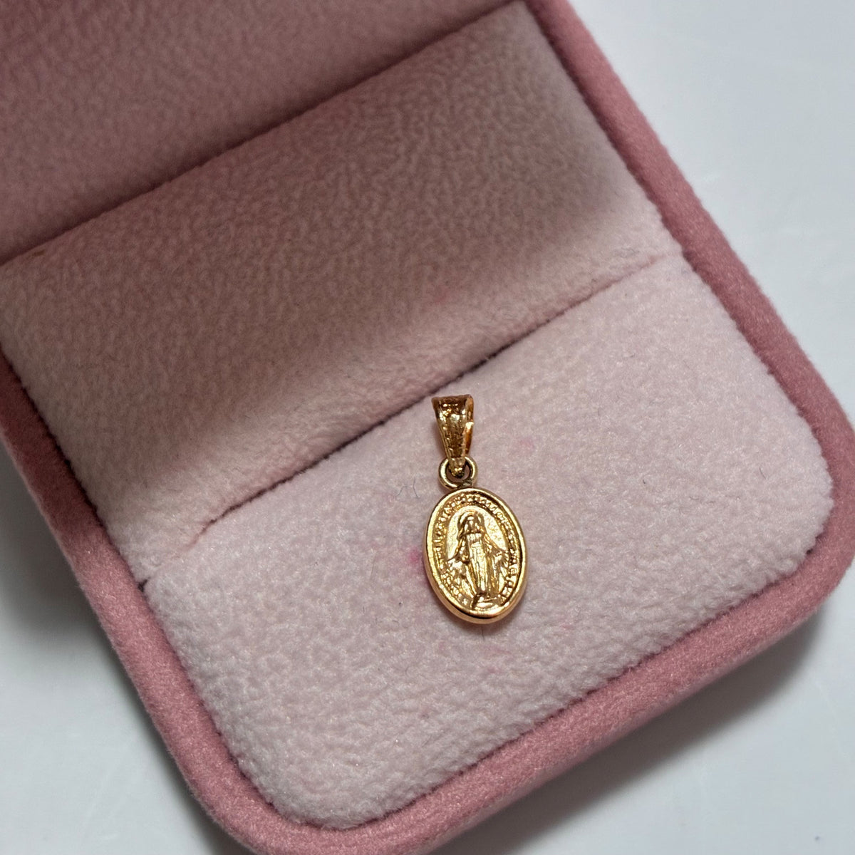 DIJE MILAGROSA REDONDO 1.5CM ORO AMARILLO COL 18K-0.37GR
