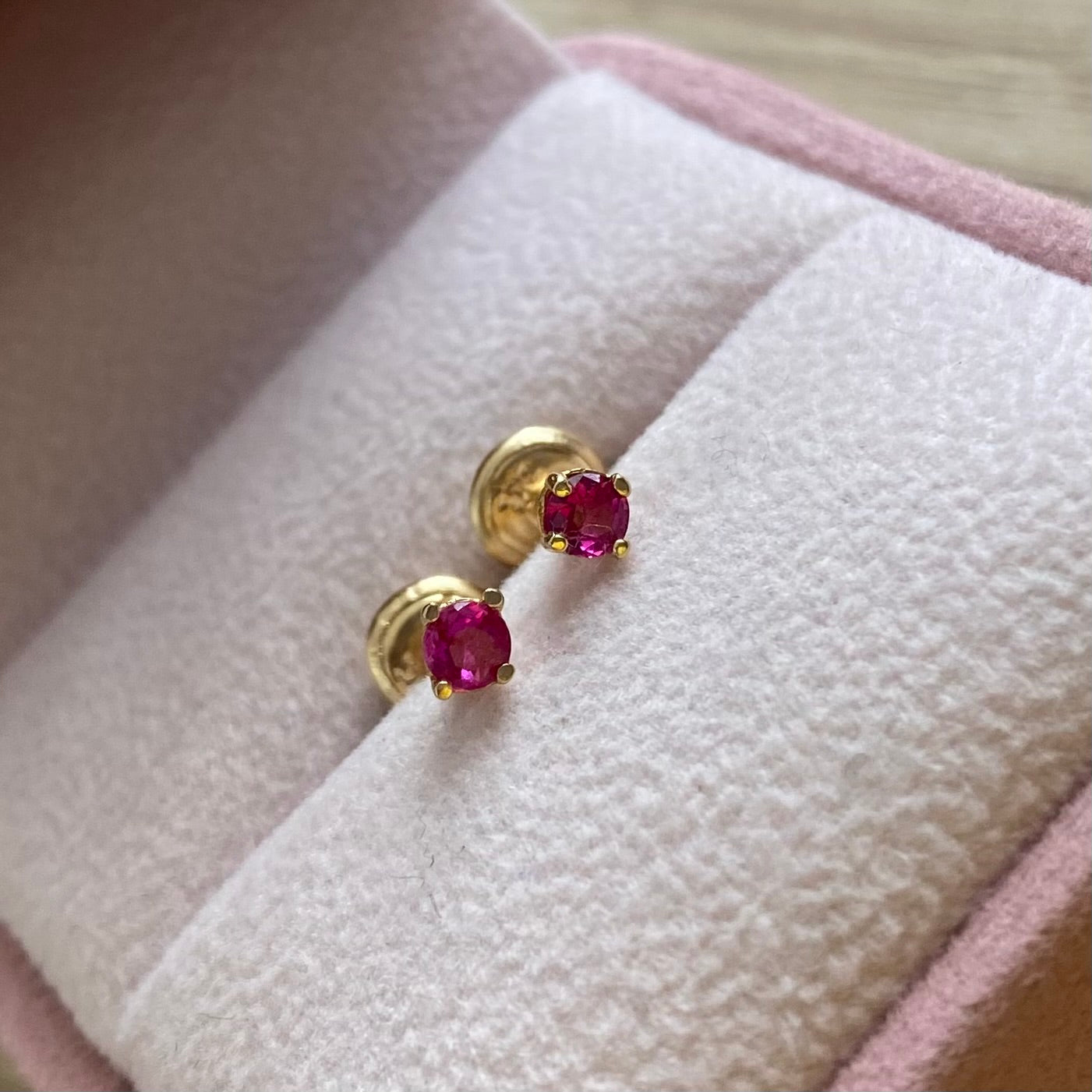 TOPOS + PIEDRA FUCSIA 3MM ORO AMARILLO COL 18K - 0,67GR (NG)