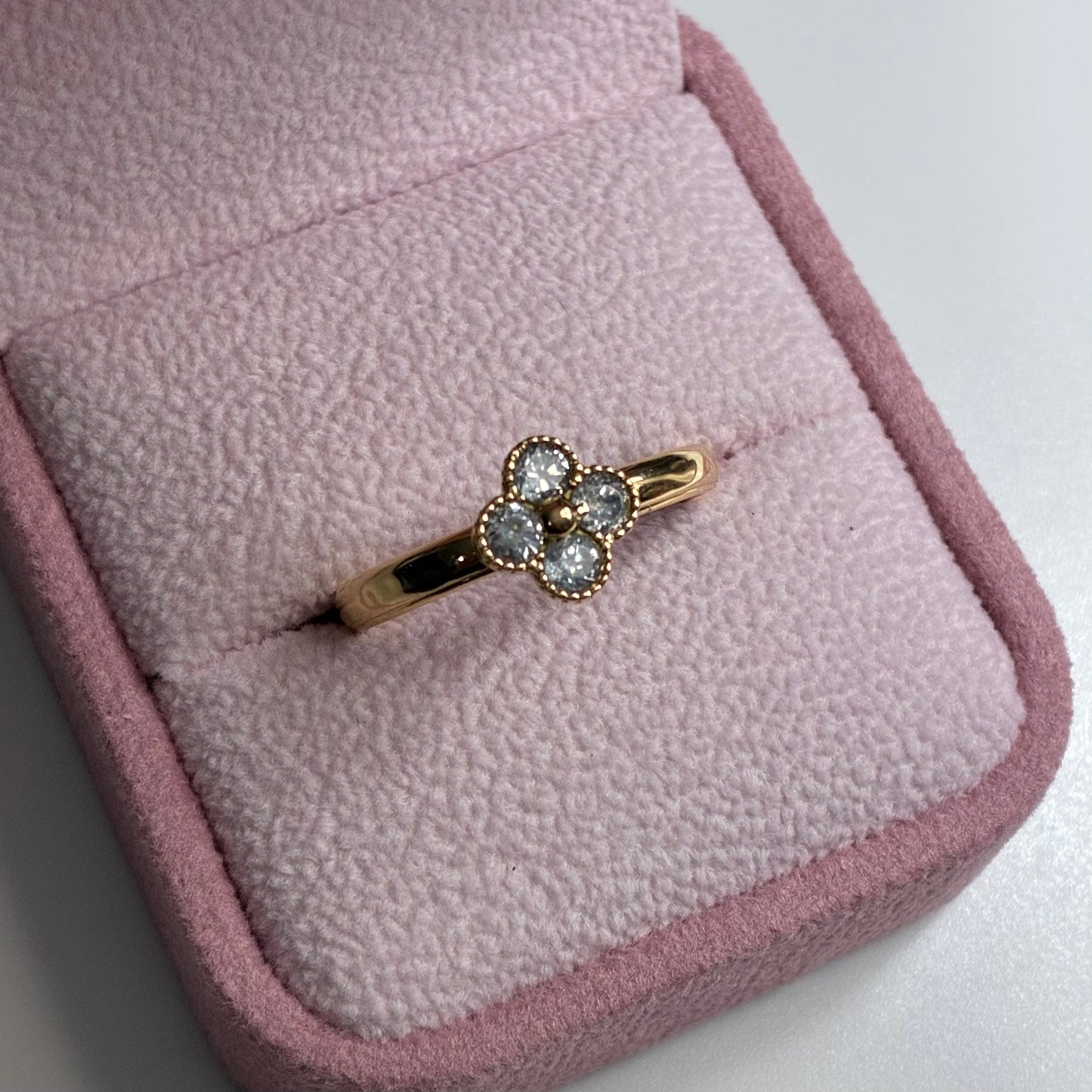 ANILLO TREBOL BORDEADO CON PIEDRAS BLANCAS ORO AMARILLO COL 18K TALLA 9.5 - 1,91GR (NG)