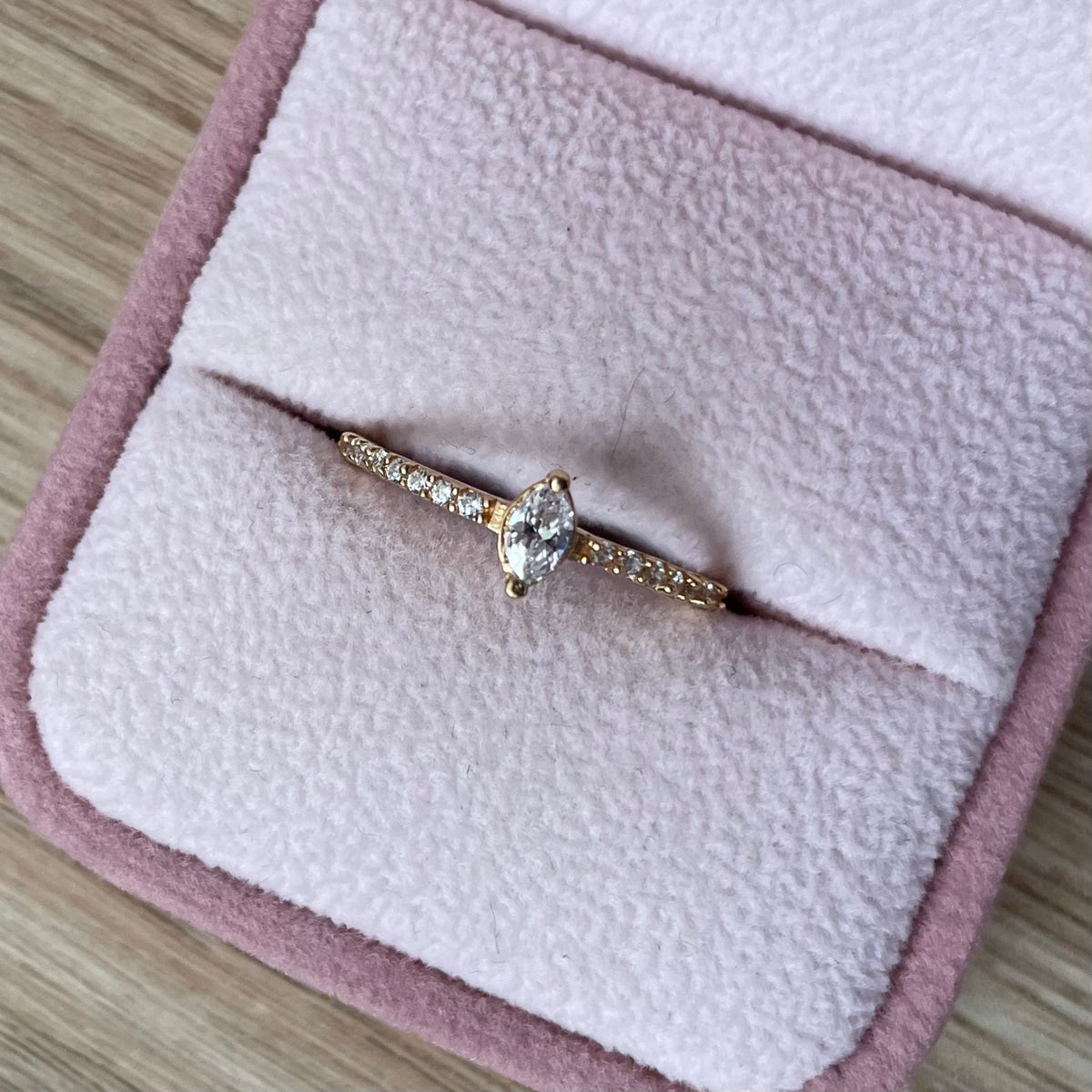 ANILLO SOLITARIO PIEDRAS BLANCAS 3MM ORO AMARILLO COL 18K TALLA 7.5 - 1.55GR (NG)