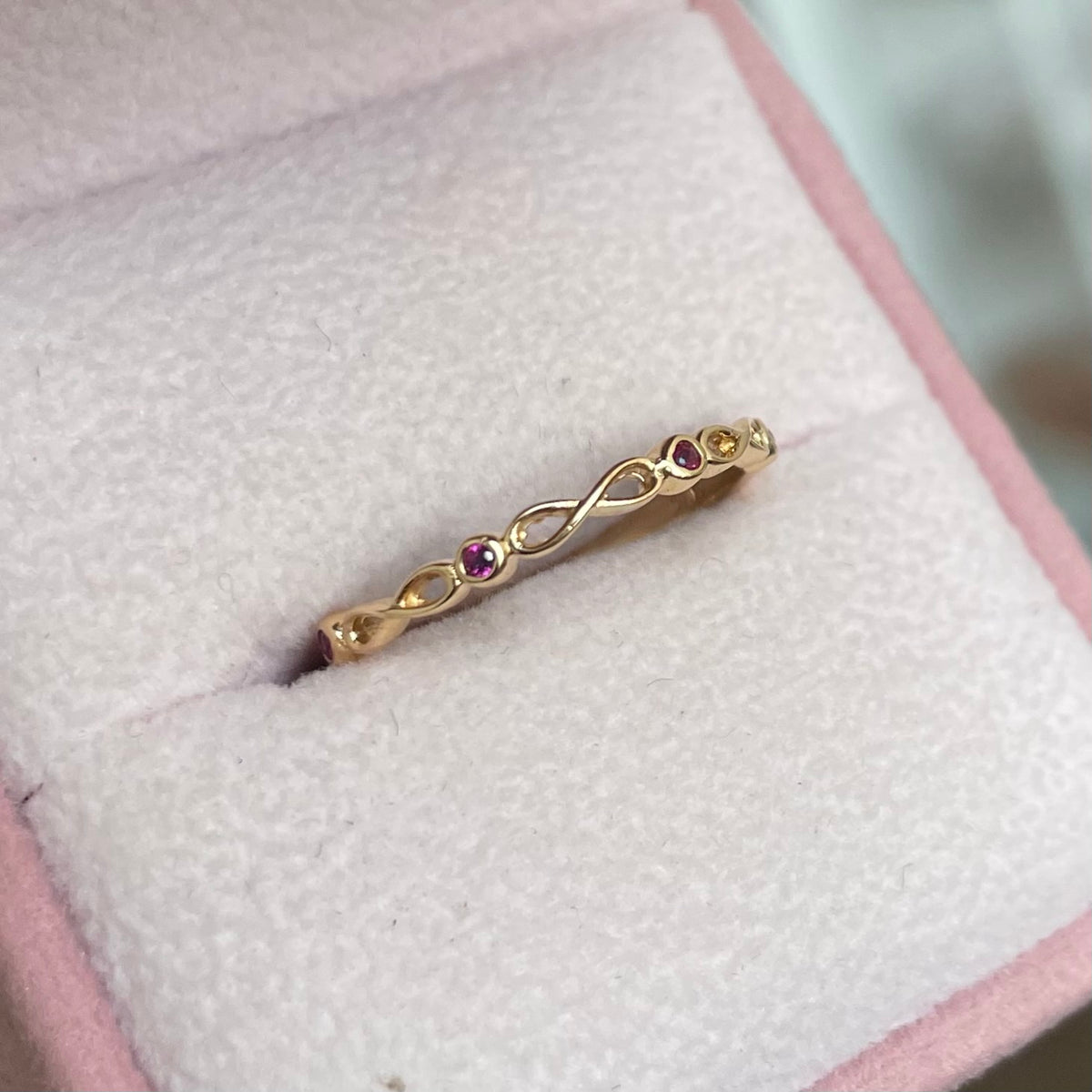 ANILLO 3 INFINITOS + PIEDRAS COLOR LILA ORO AMARILLO COL 18K TALLA 7.5 - 1.92GR (N)