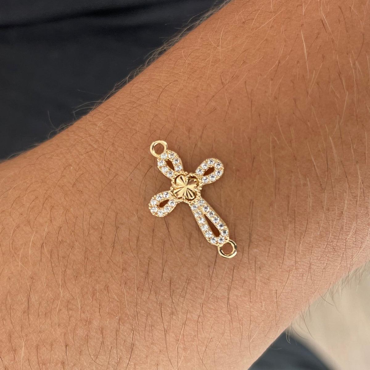 HERRAJE CRUZ CON PIEDRAS + TREBOL DIAMANTADO 2,10CM ORO AMARILLO COL 18K - 1,08GR (NG)