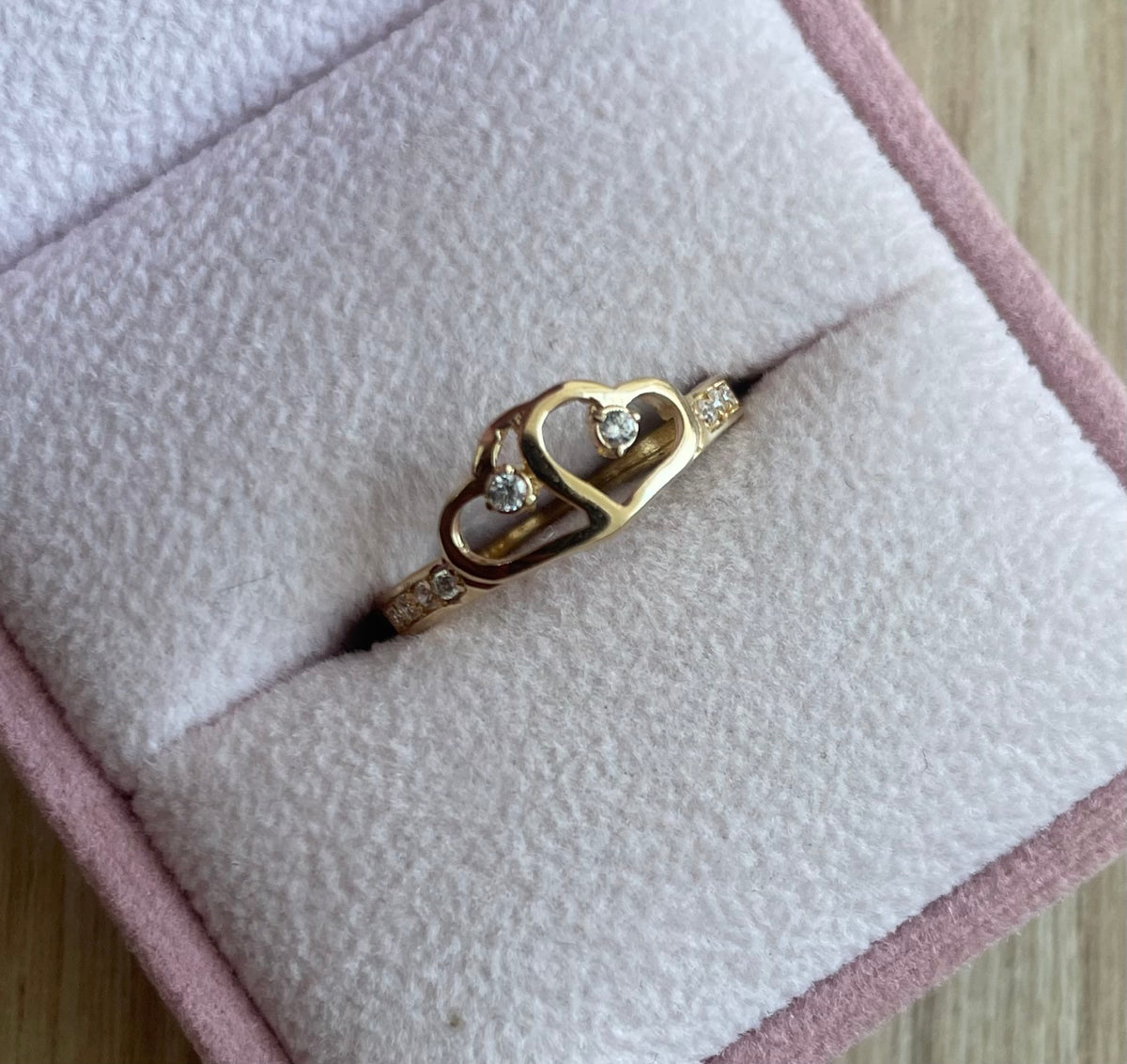 ANILLO CORAZONES + PIEDRAS BLANCAS ORO AMARILLO COL 18K TALLA 6 - 1.80GR (N)