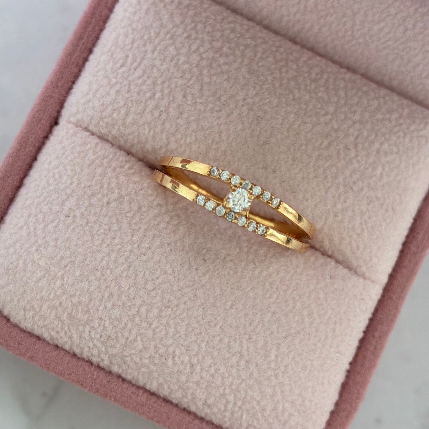 ANILLO MINI SOLITARIO DOBLE LINEA PIEDRAS BLANCAS ORO AMARILLO COL 18K TALLA 7.5 - 2,3GR (NA)