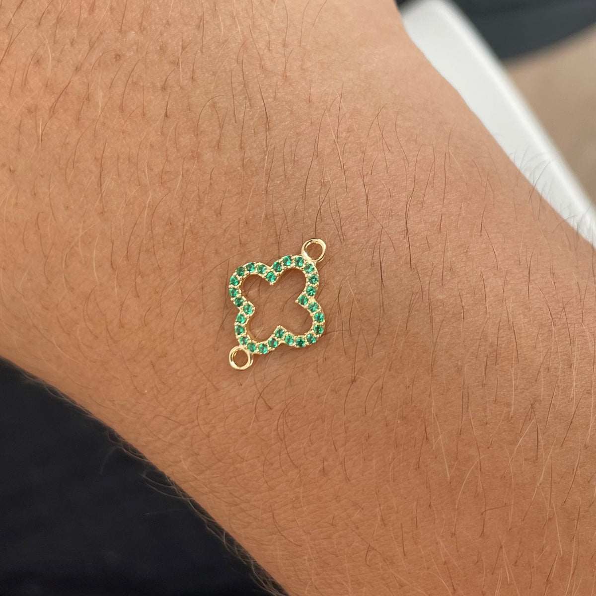 HERRAJE TREBOL CON PIEDRAS VERDES 1,6CM ORO AMARILLO COL 18K - 0,60GR (NG)