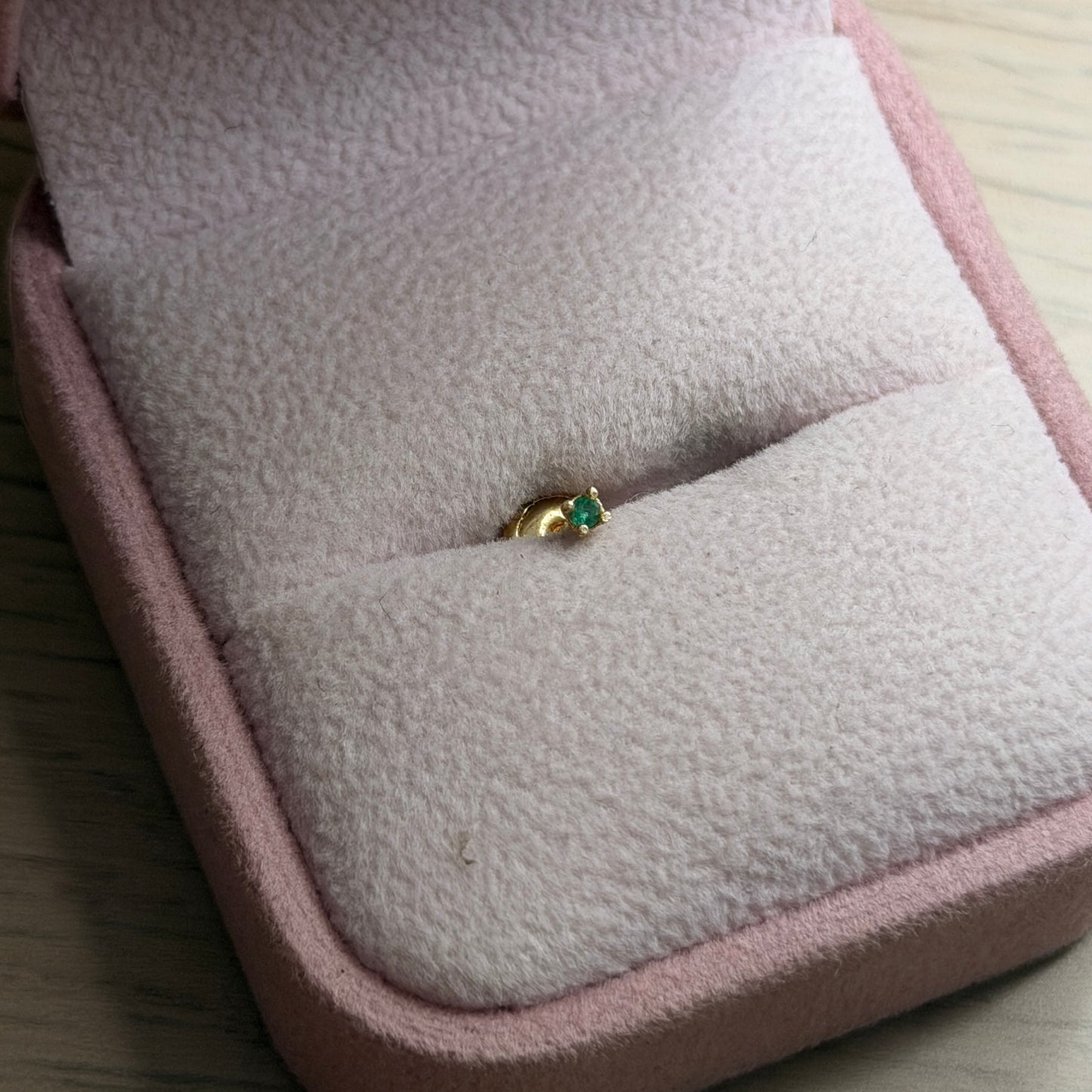 TOPO ESMERALDA NATURAL 1.5MM ORO AMARILLO COL 18K - 0,23GR *PIERCING*