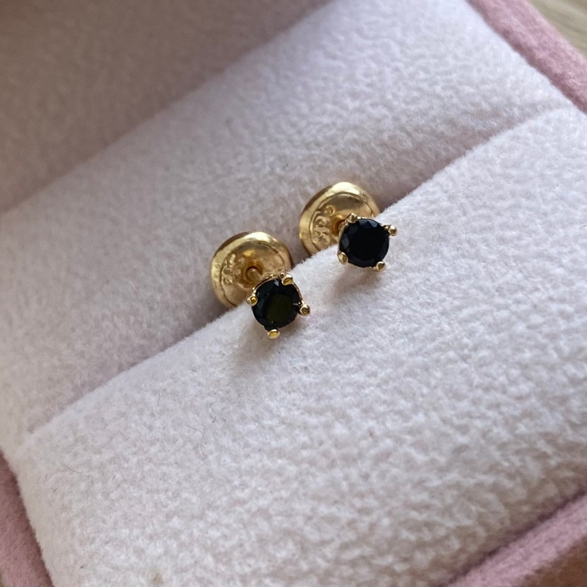 TOPOS +PIEDRA NEGRA 3MM ORO AMARILLO COL 18K - 0,62GR (NG)