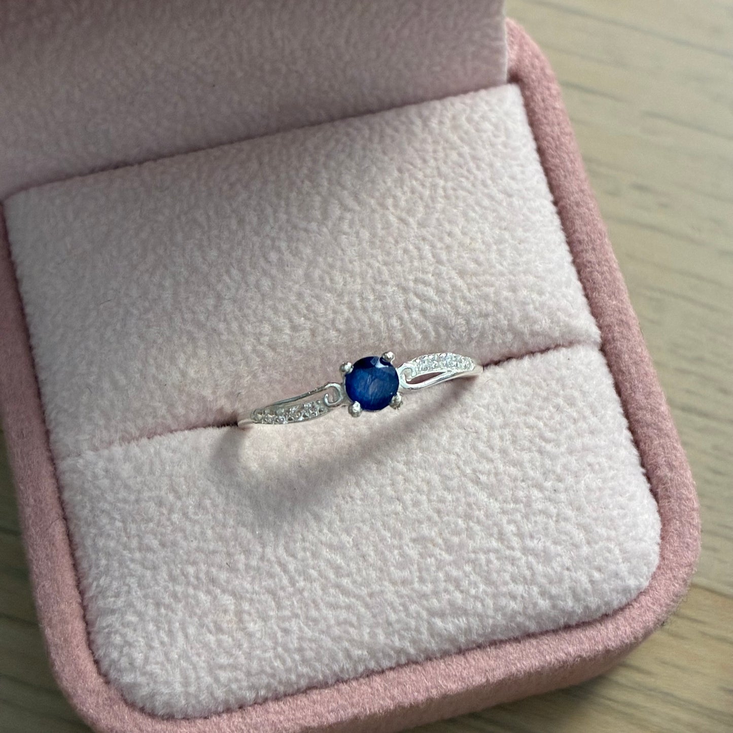 ANILLO ANGELES PIEDRAS BLANCAS + ZAFIRO NATURAL 0,41 CTS PLATA 925 TALLA 7