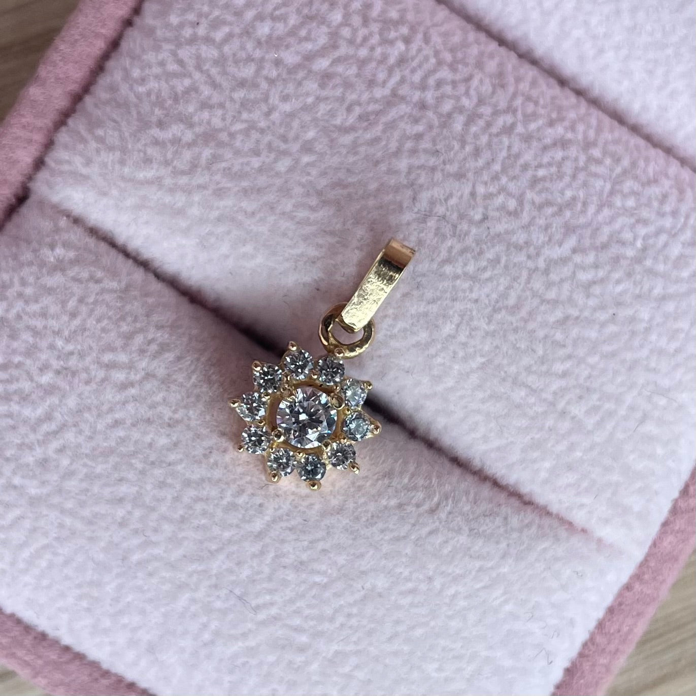 DIJE FLOR PIEDRAS BLANCAS 1.7CM ORO AMARILLO COL 18K - 1,13GR (NA)