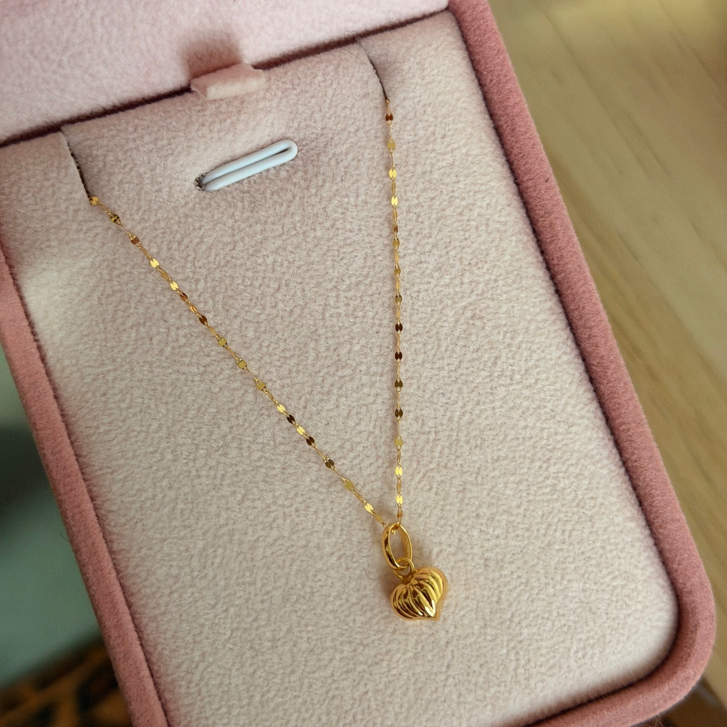 CADENA MINI CRISPETA 50CM + DIJE CORAZON INFLADO RAYADO 1.3CM ORO AMARILLO 18K