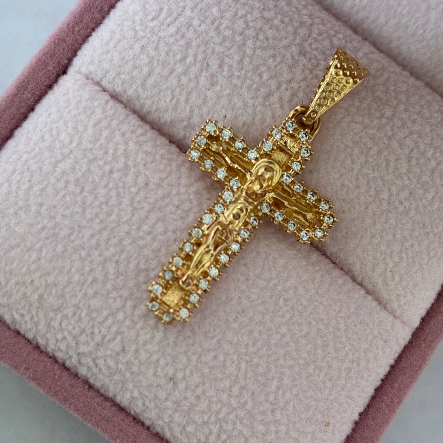 DIJE CRUZ LISA CON CRISTO Y BORDE PIEDRAS BLANCAS + CARGADOR PUNTEADO 3.3CM ORO AMARILLO COL 18K -2,15GR(NA)