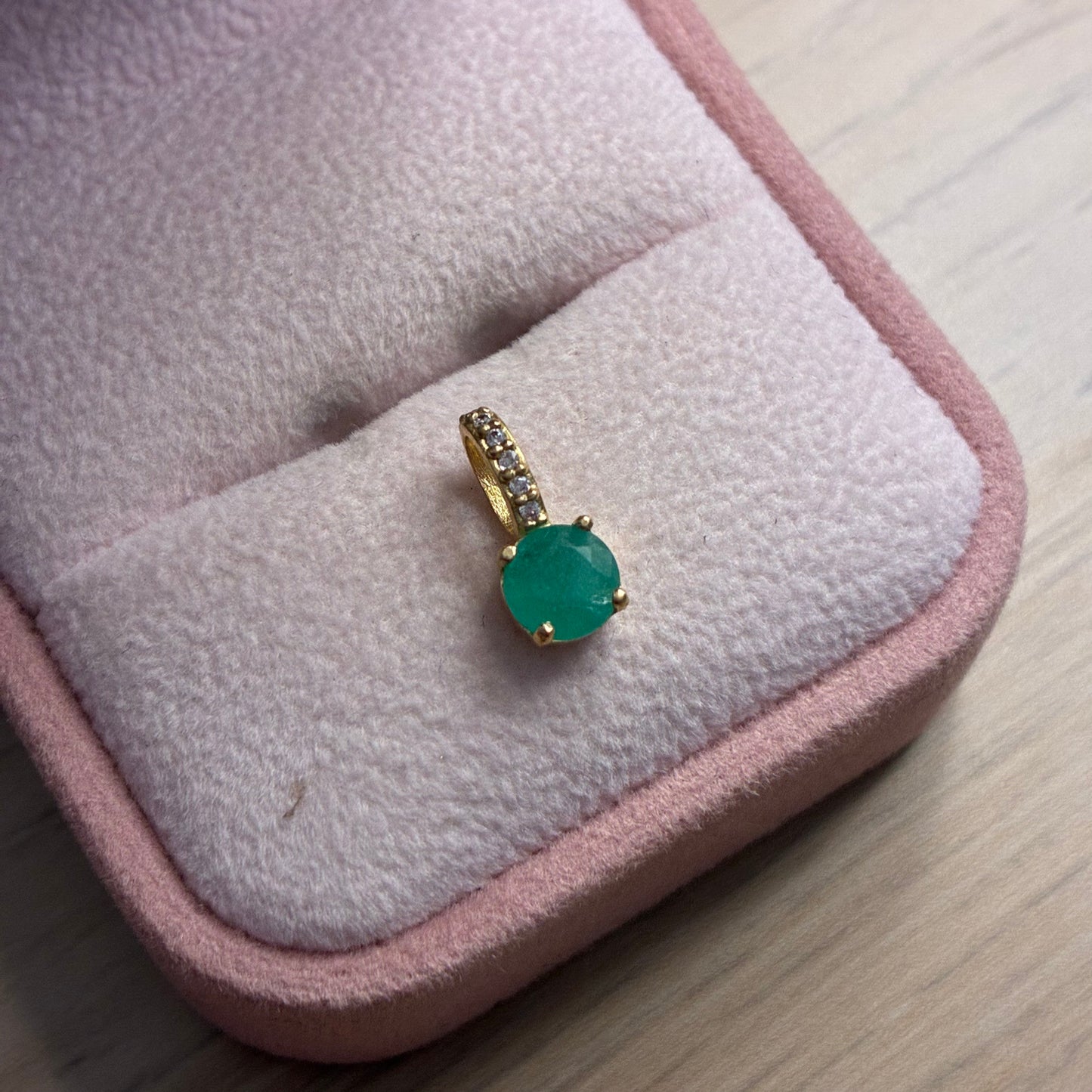 DIJE CHISPA DE ESMERALDA 0,50QTS CON PIEDRAS BLANCAS ORO AMARILLO COL 18K - 0,83GR