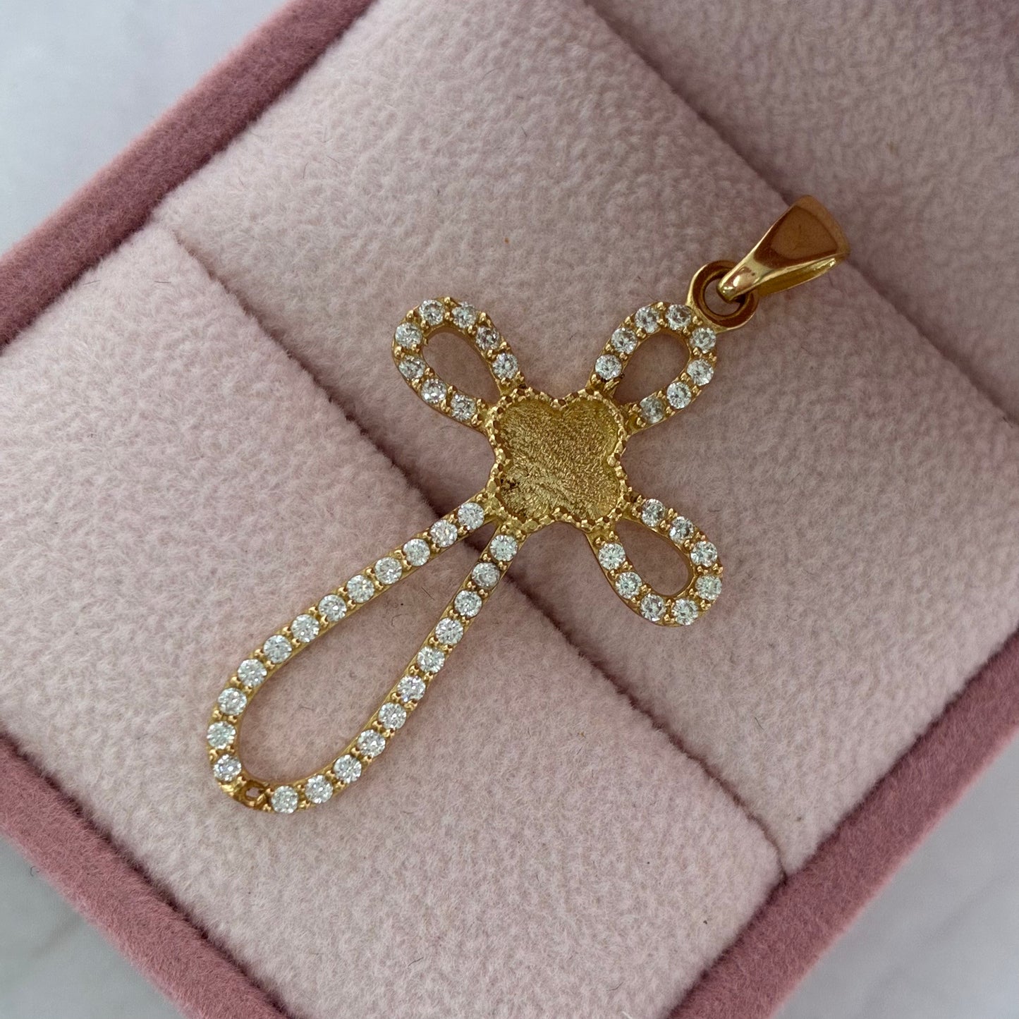 DIJE CRUZ CURVA EN SILUETA PIEDRAS BLANCAS + TREBOL DIAMANTADO 3.9CM ORO AMARILLO COL 18K - 2,53GR (ND)