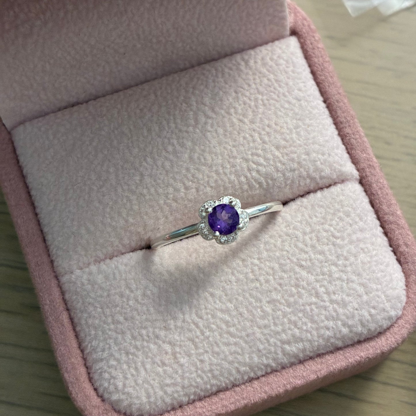 ANILLO FLOR PIEDRAS BLANCAS + AMATISTA NATURAL 0,24 CTS PLATA 925 TALLA 7