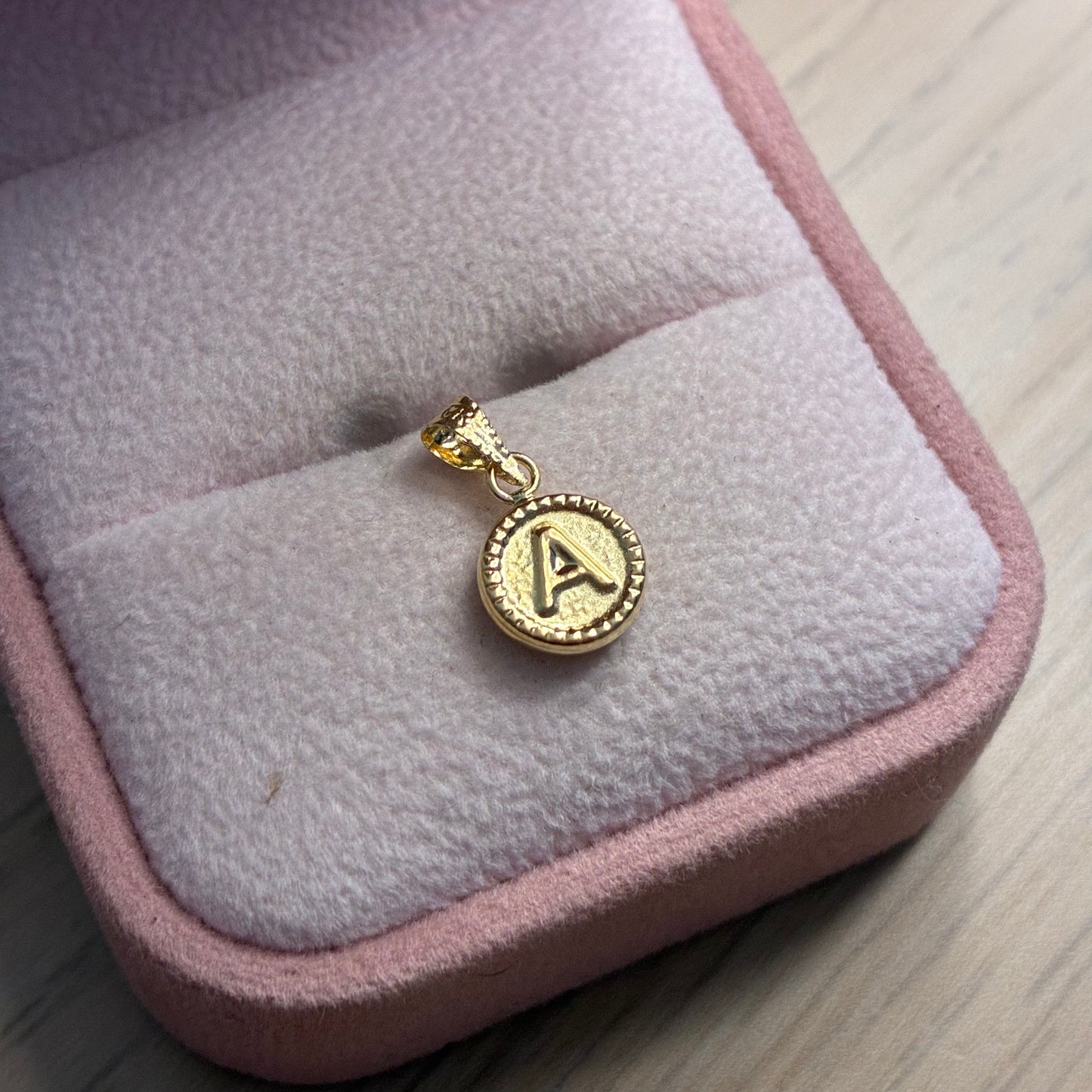 DIJE LETRA A BORDEADA 1,4CM ORO AMARILLO COL 18K - 0,39GR