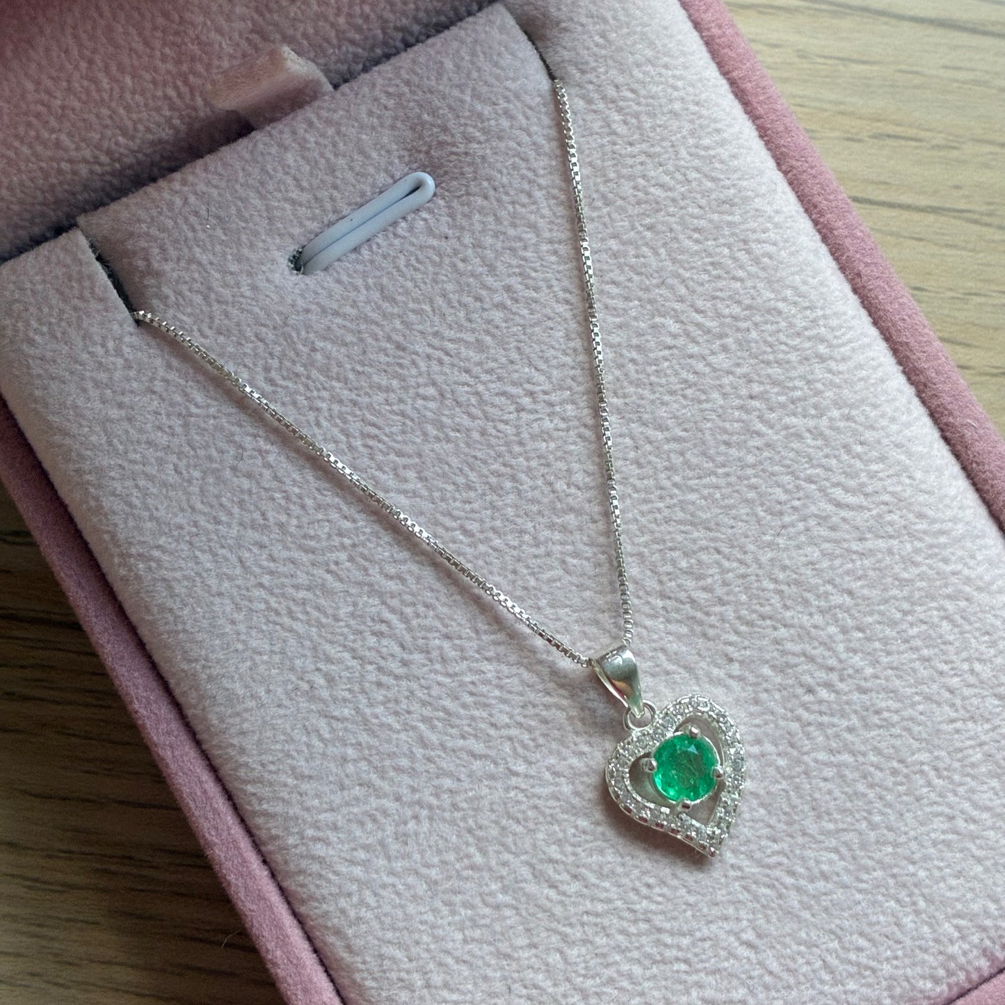 CADENA HILO DE PLATA 925 + DIJE CORAZON SILUETA ESMERALDA NATURAL