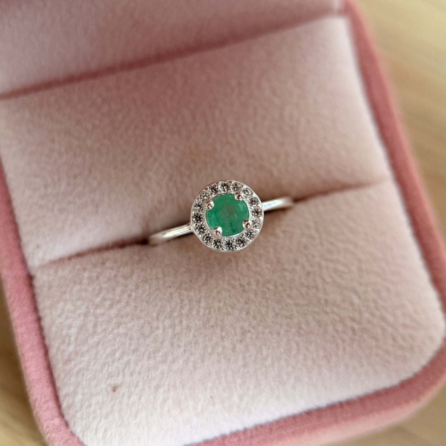 ANILLO REDONDO ARIEL PLATA 925 + ESMERALDA NATURAL TALLA 5.5