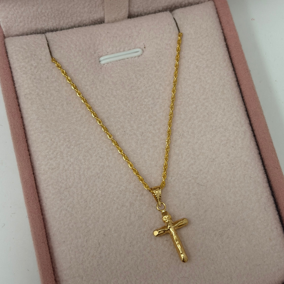 SET CADENA MINI LAZO 60CM + DIJE CRUZ CON CRISTO ORO AMARILLO 18K 1,47gr