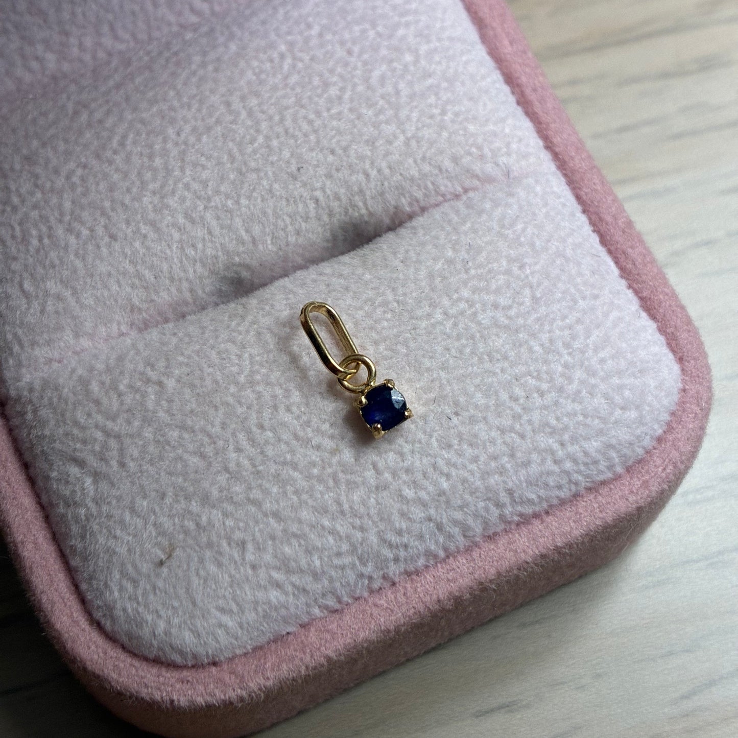 DIJE CHISPA ZAFIRO AZUL NATURAL 3MM ORO AMARILLO COL 18K - 0,22GR