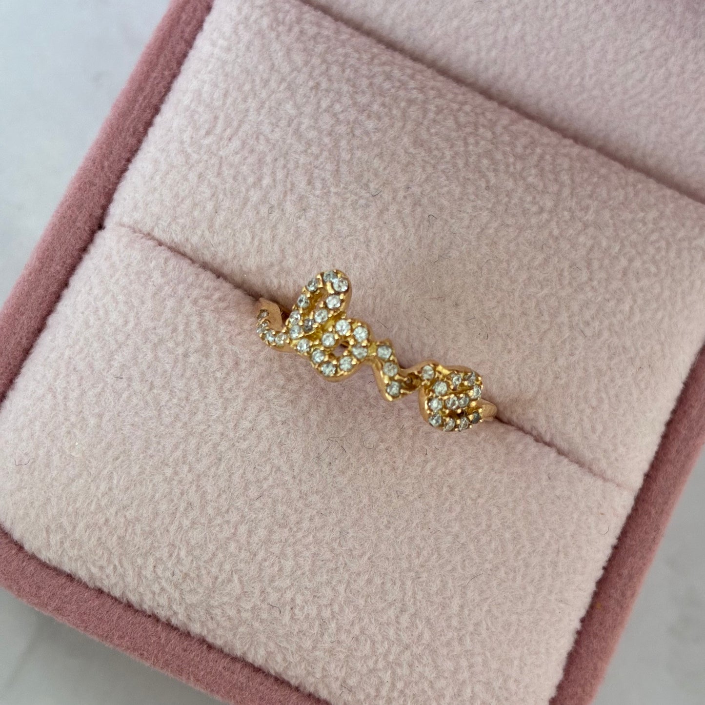 ANILLO LOVE CURSIVA PIEDRAS BLANCAS ORO AMARILLO COL 18K TALLA 6.5 - 1,67GR (NA)