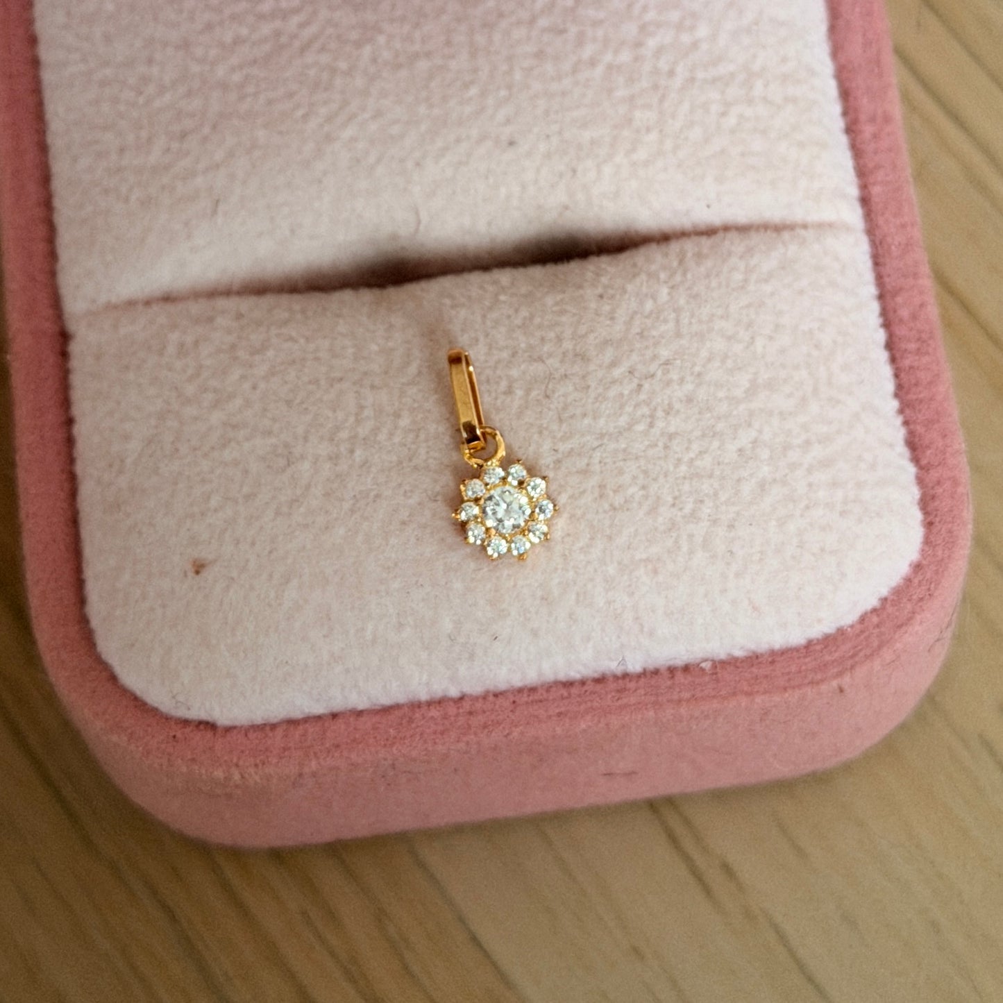 DIJE FLOR PIEDRAS BLANCAS 1.2CM ORO AMARILLO COL 18K - 0,3GR