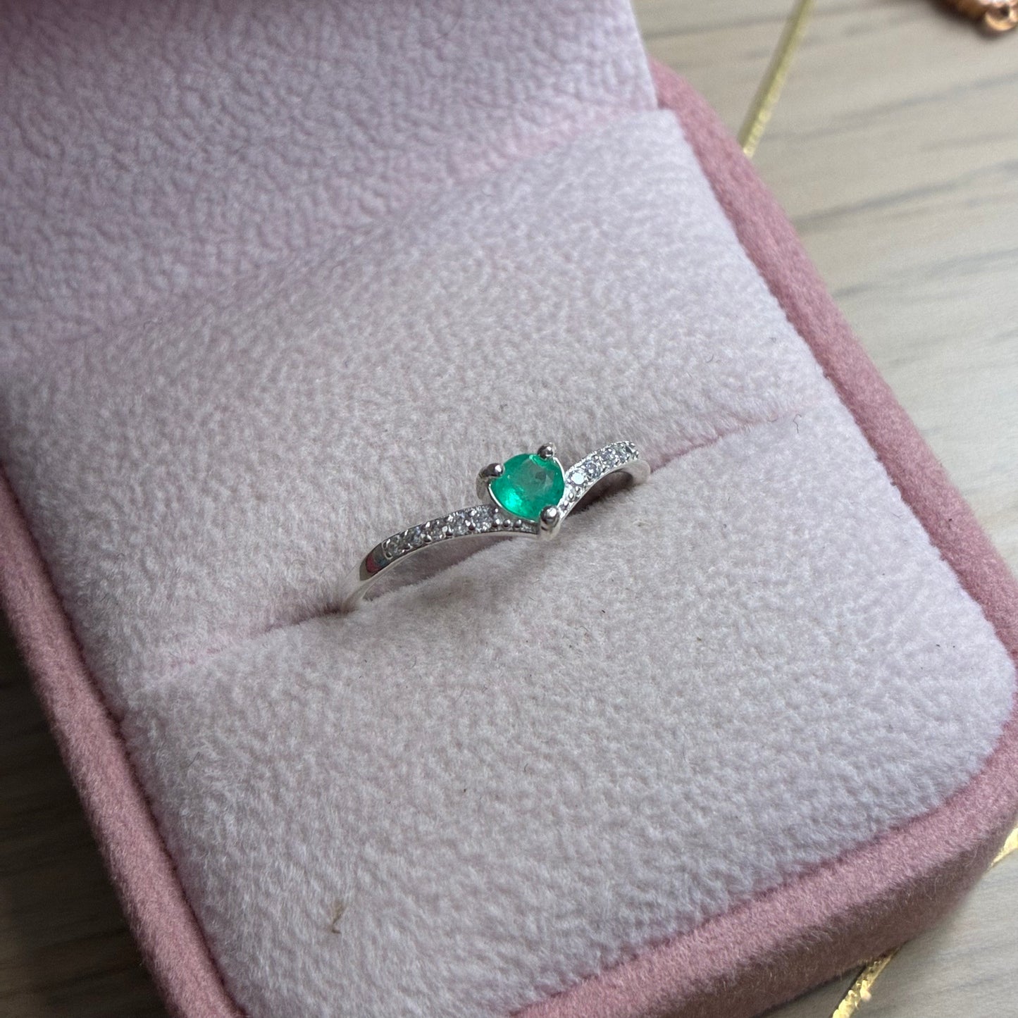 ANILLO ENZO PIEDRAS BLANCAS + ESMERALDA NATURAL PLATA 925 TALLA 6