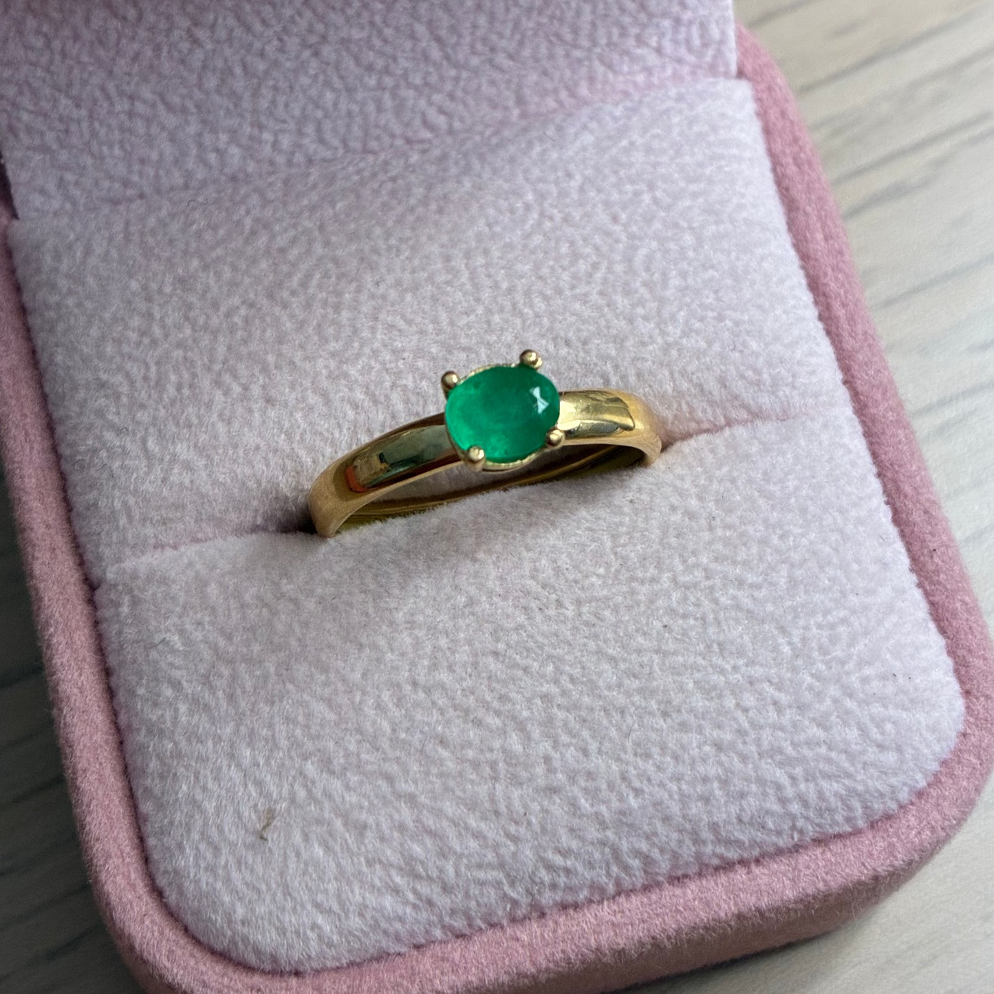 ANILLO SOLITARIO KASSANDRA ESMERALDA NATURAL OVALADA 0,40QTS ORO AMARILLO COL 18K TALLA 7 - 1,57GR