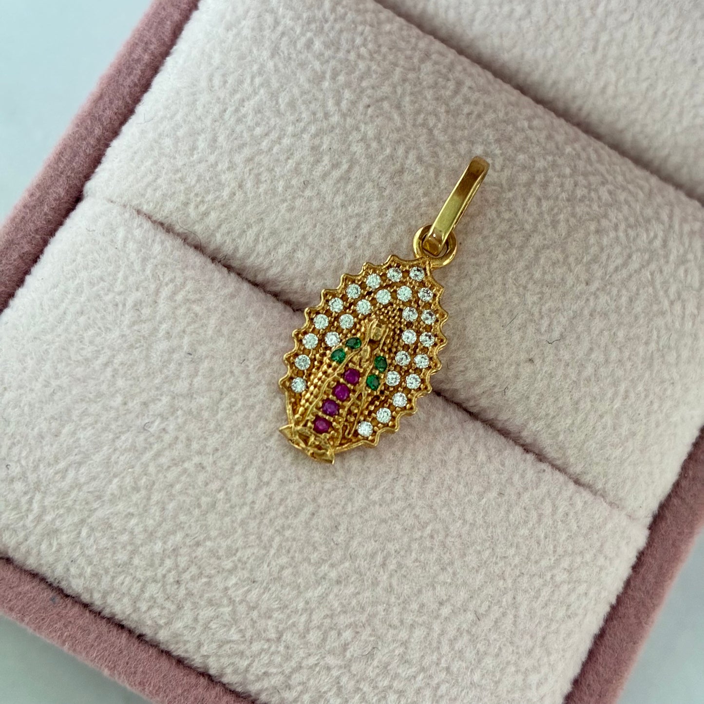 DIJE VIRGEN DE GUADALUPE SILUETA PIEDRAS BLANCAS - VERDES - ROJAS 2.2CM ORO AMARILLO COL 18K - 1,22GR (NE)
