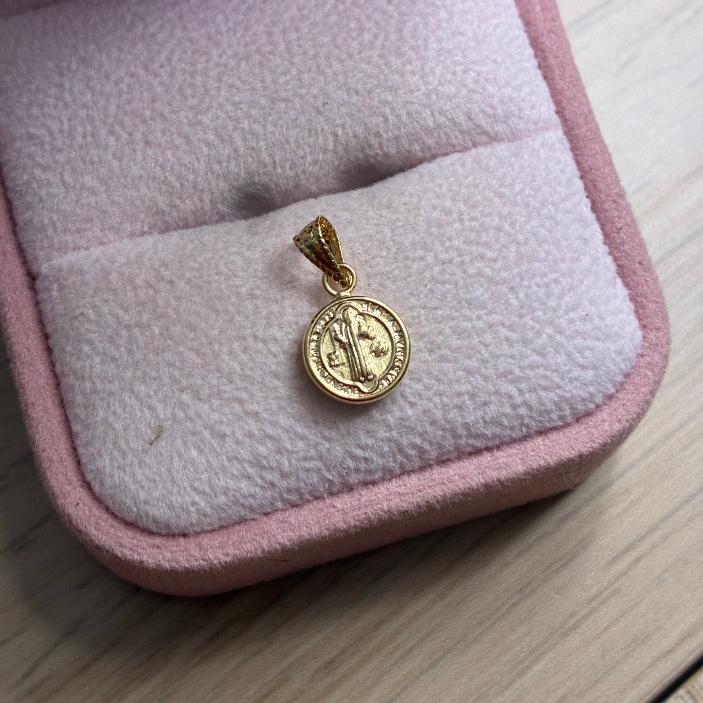 DIJE SAN BENITO LISO 1,4CM ORO AMARILLO COL 18K - 0,41GR