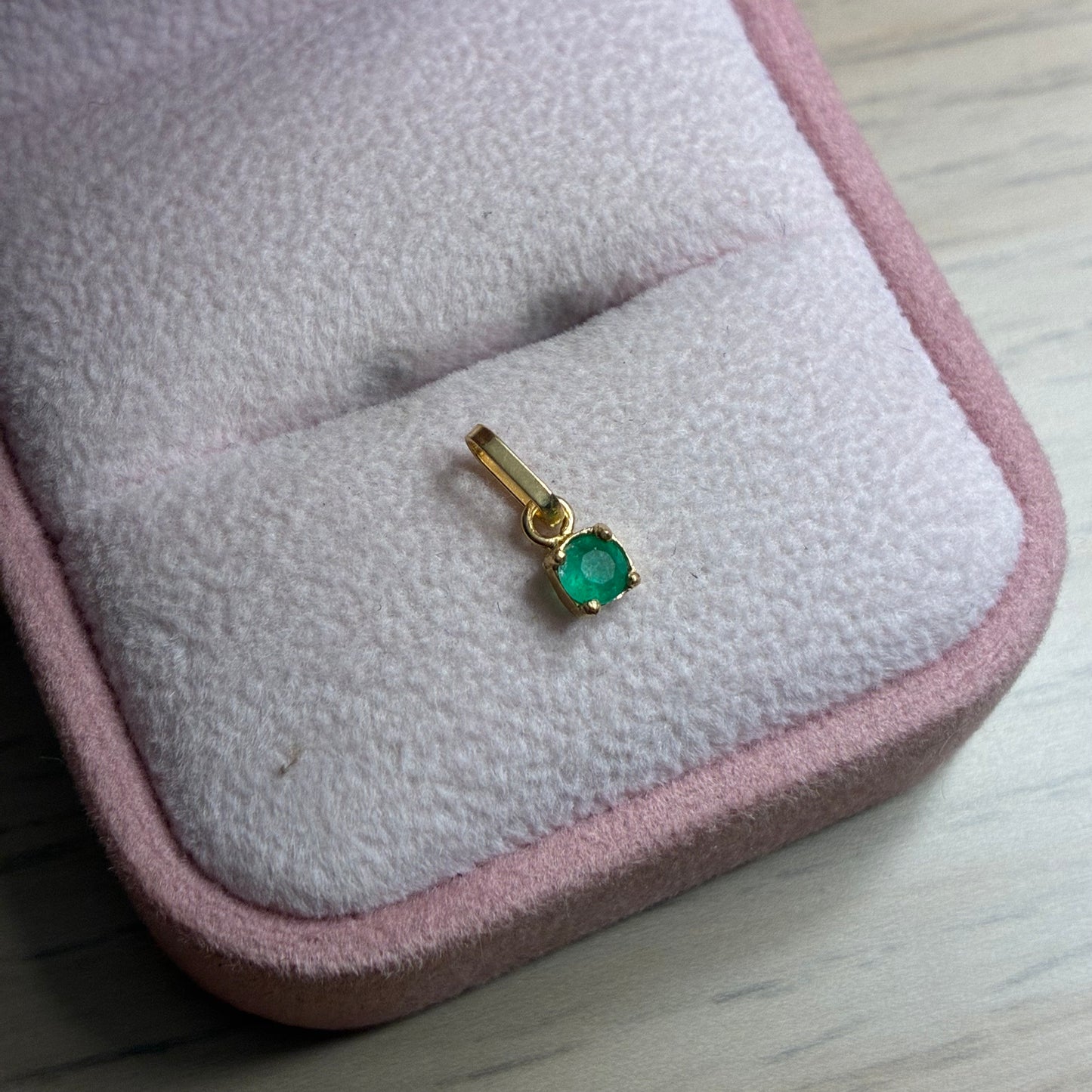 DIJE CHISPA ESMERALDA NATURAL 3.5MM ORO AMARILLO COL 18K - 0,28GR