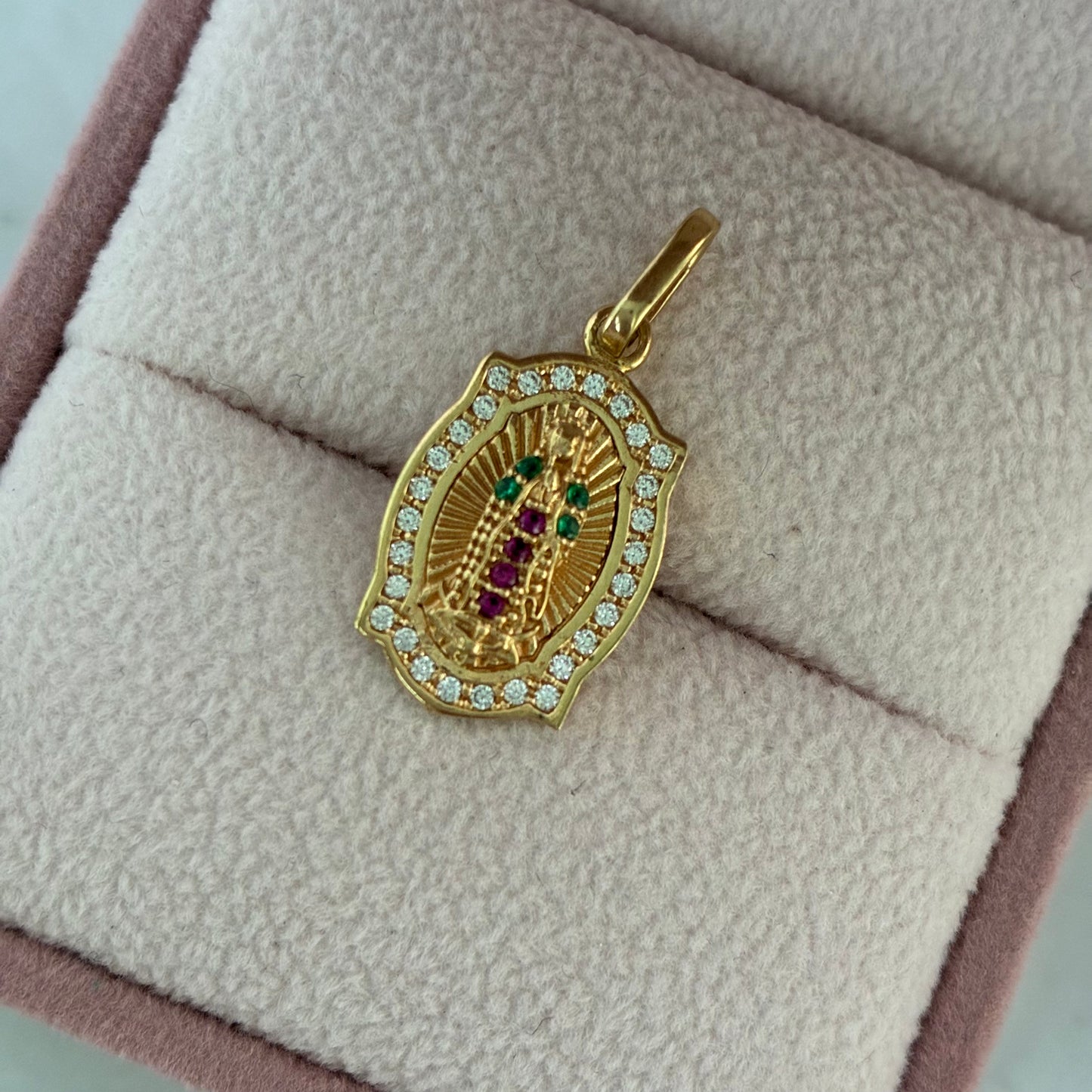DIJE VIRGEN DE GUADALUPE DIAMANTADO + MARCO PIEDRAS BLANCAS 2.2CM ORO AMARILLO COL 18K - 2,27GR (NE9
