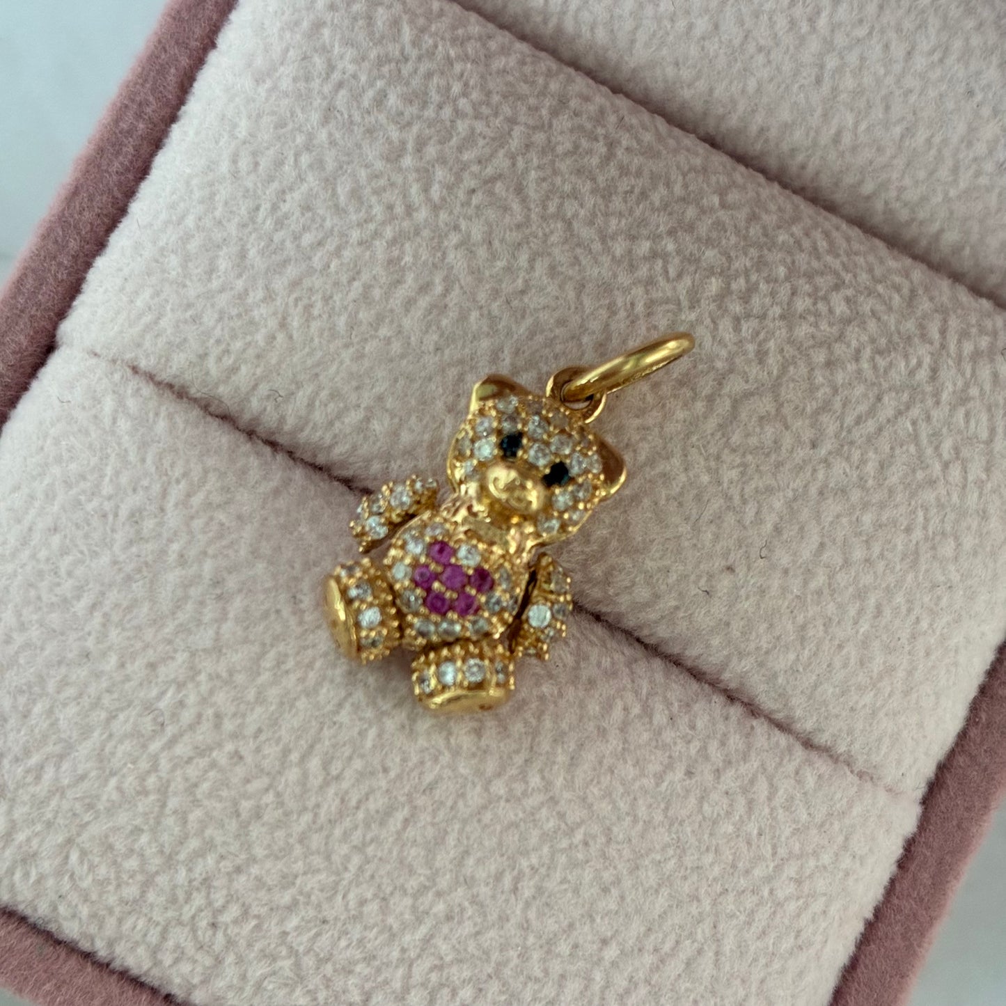 DIJE MINI OSO ARTICULADO PIEDRAS BLANCAS Y CORAZON FUCSIA - OJOS NEGROS 1.9CM ORO AMARILLO COL 18K -2,5GR (NE)
