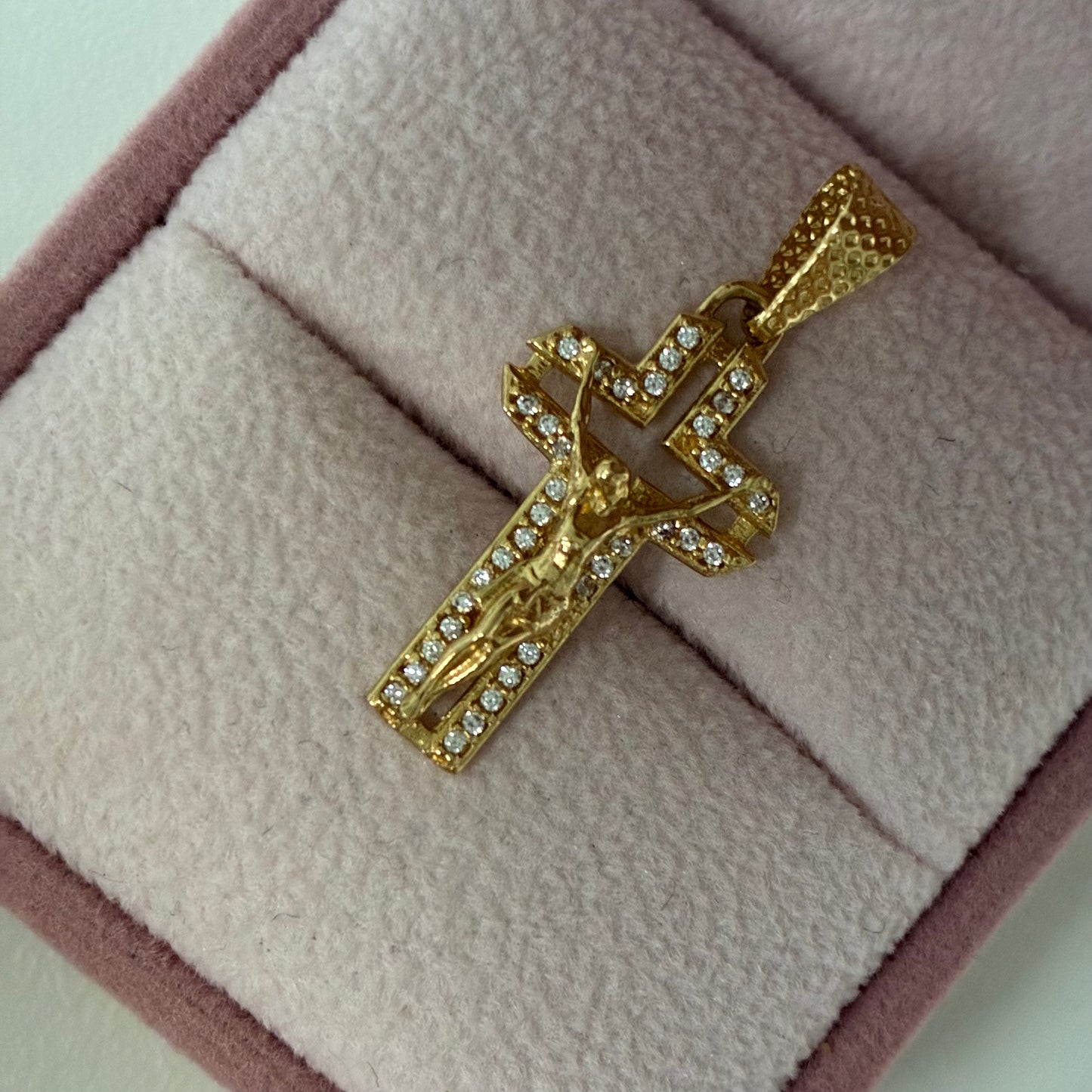 DIJE CRUZ DOBLE LINEA CON PIEDRAS BLANCAS + CRISTO 3CM ORO AMARILLO COL 18K - 1,83GR (NA)