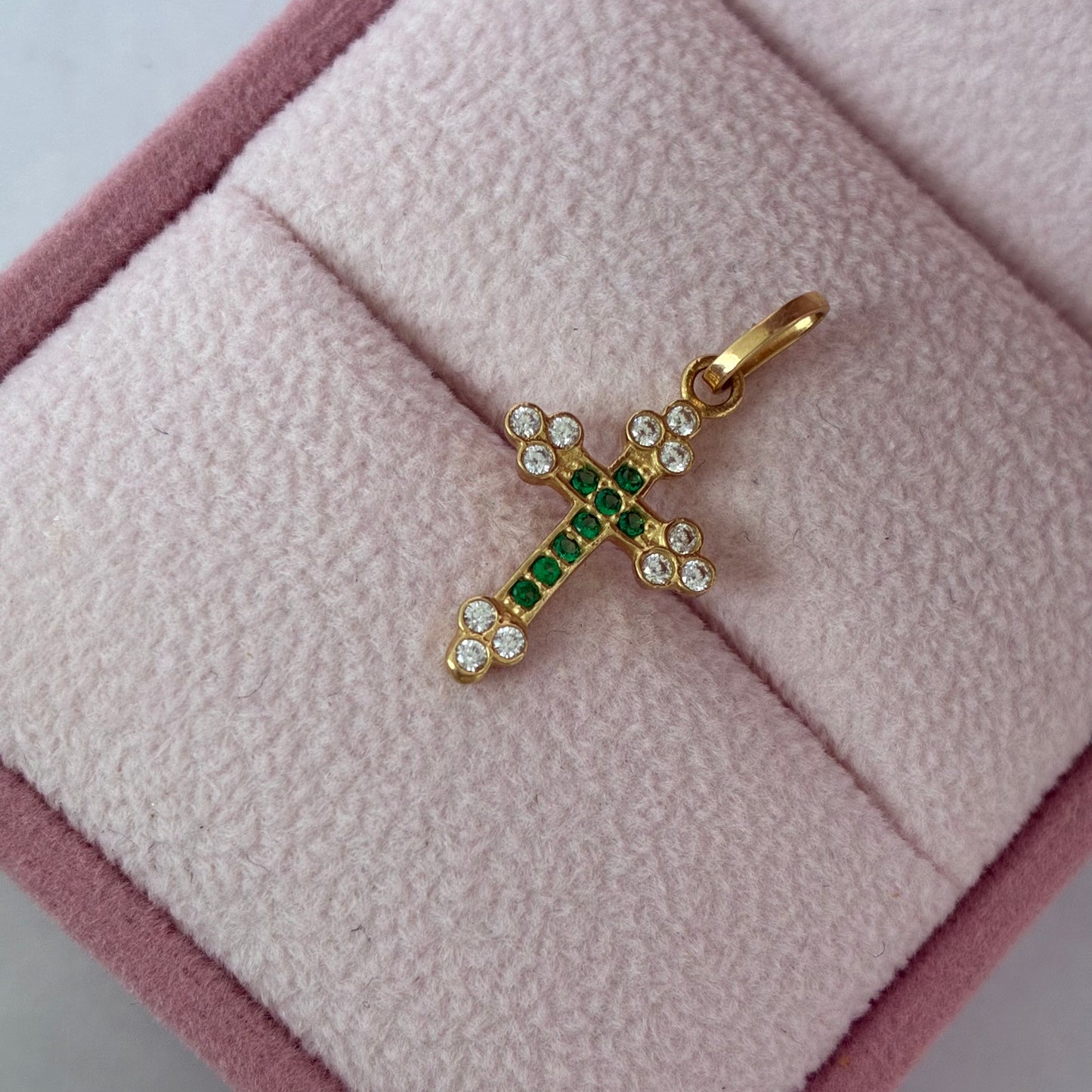DIJE CRUZ PIEDRAS VERDES Y TRES PUNTAS PIEDRAS BLANCAS 2.1CM ORO AMARILLO COL 18K - 0,93GR (NA)