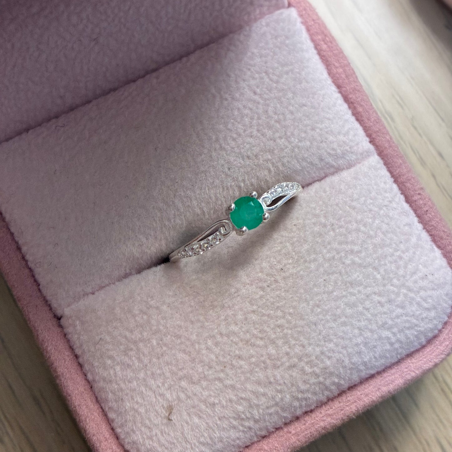 ANILLO ANGELES PIEDRAS BLANCAS + ESMERALDA NATURAL PLATA 925 TALLA 7