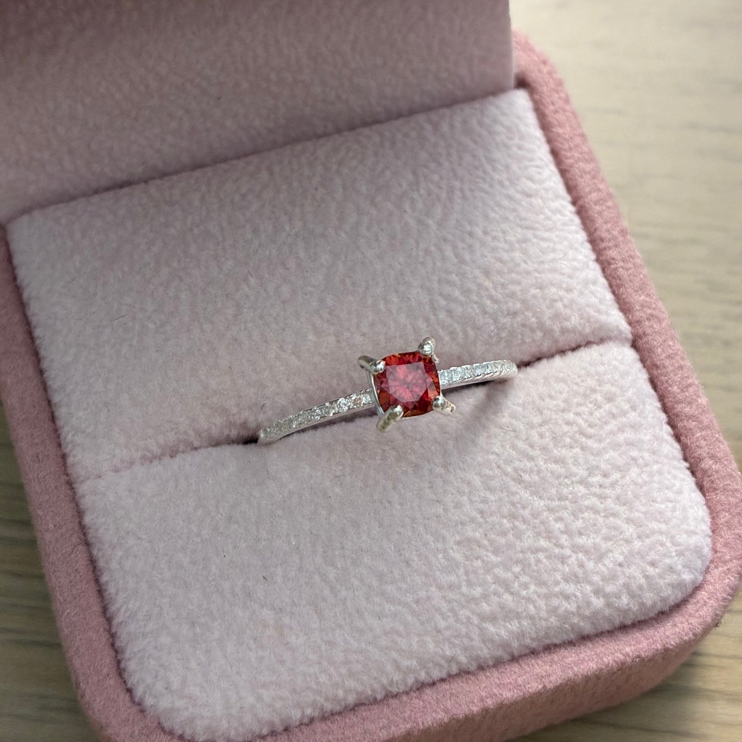 ANILLO MARIAM PLATA 925 + MOISSANITA ROJA CORTE CUSHION 0,5CT TALLA 7