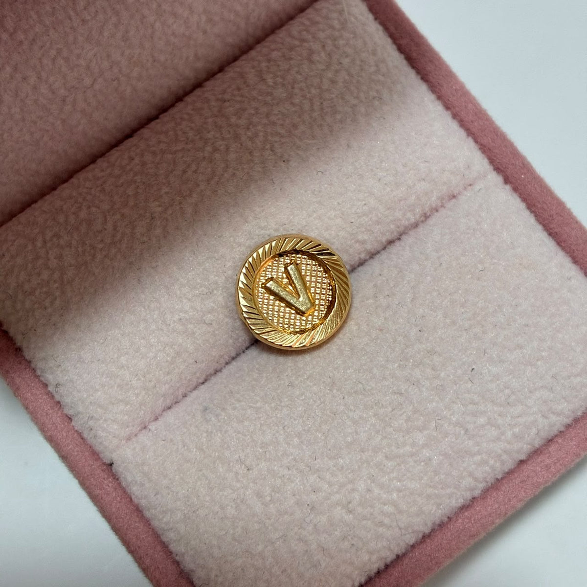 HERRAJE TAMBOR LETRA V 10MM ORO AMARILLO COL 18K - 0,54GR