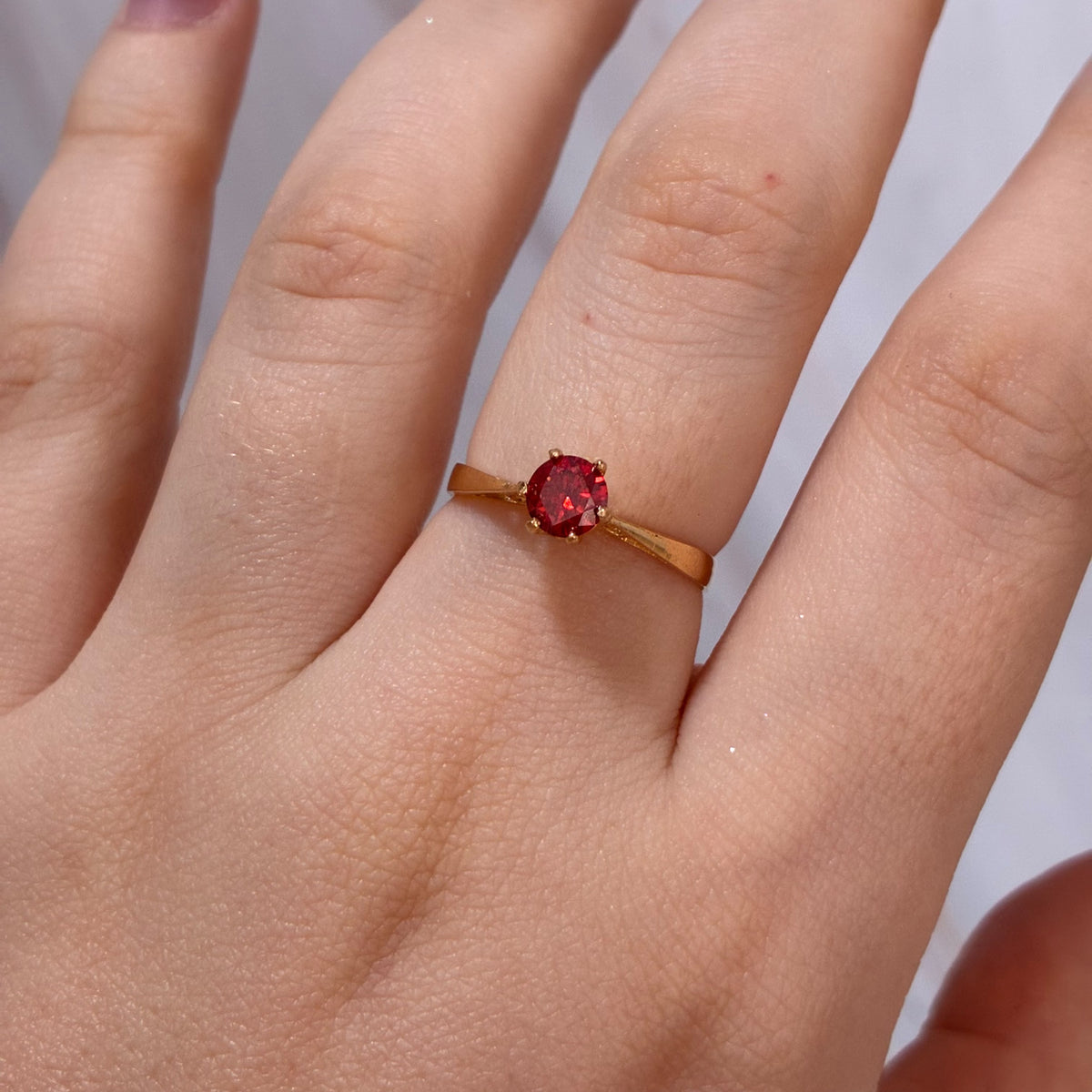 ANILLO SOLITARIO MOISSANITA ROJO OSCURO 0.50CT TALLA 7 ORO AMARILLO COL 18K-1.63GR