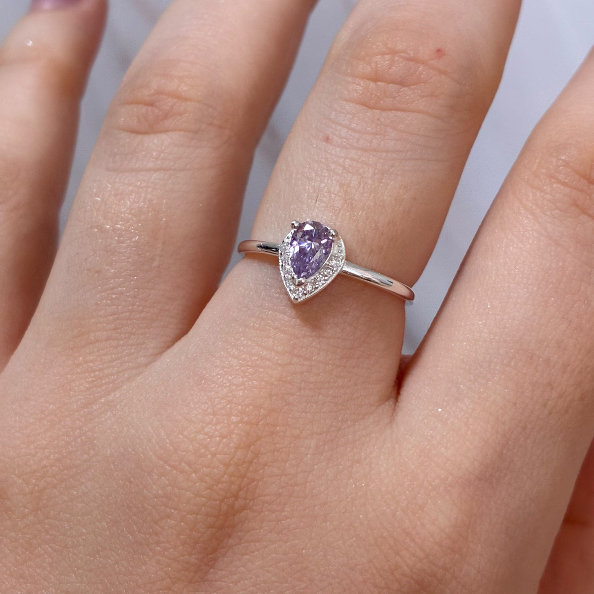 ANILLO GOTA MOISSANITA MORADO CLARO 0.50CT + PIEDRAS BLANCAS TALLA 6.5 PLATA 925